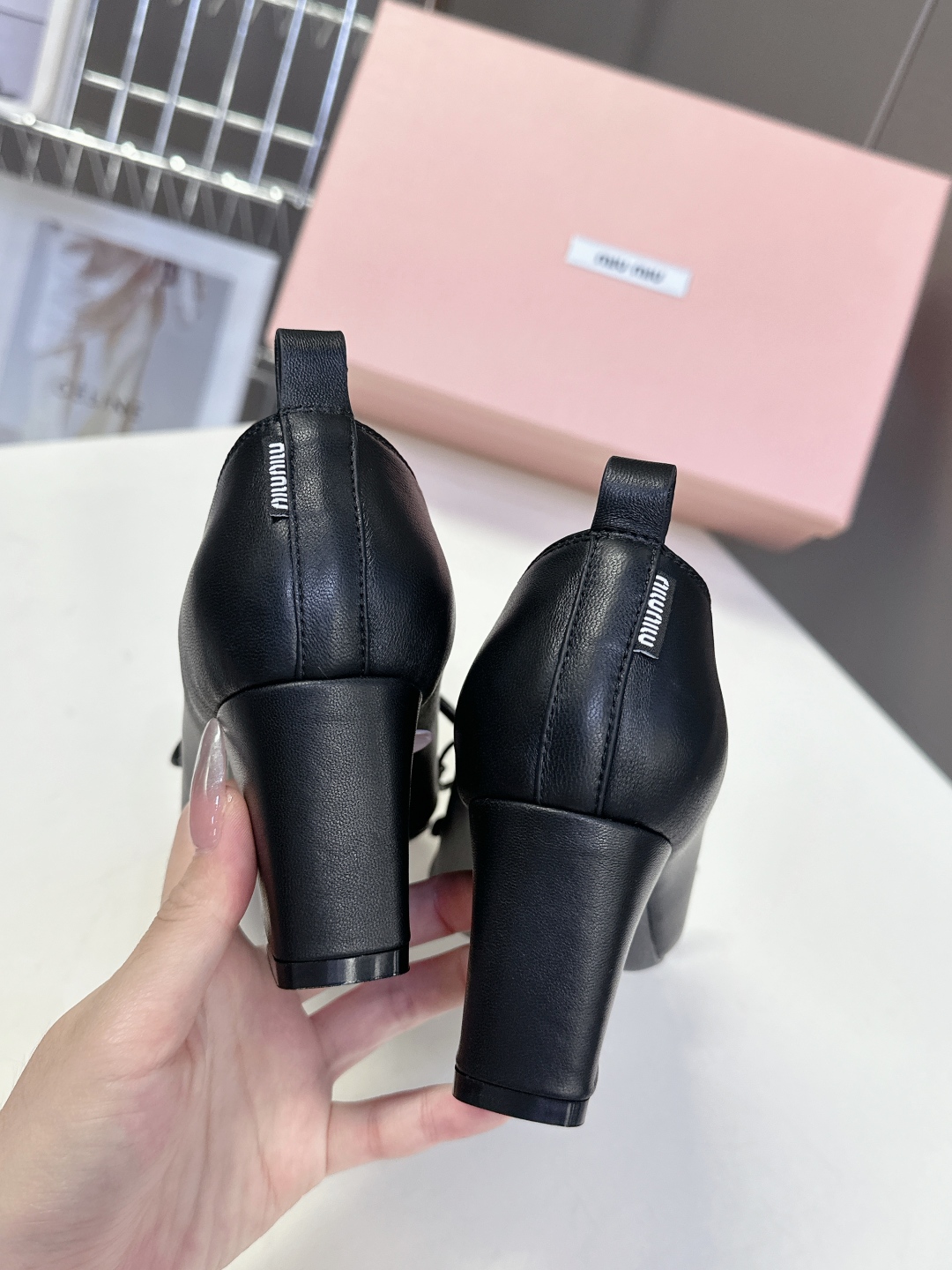 缪缪 MIuMiu最新款粗跟仙女时装鞋
  超多明星网红种草 以芭蕾的灵动意韵融于日常，以现代笔触刻画