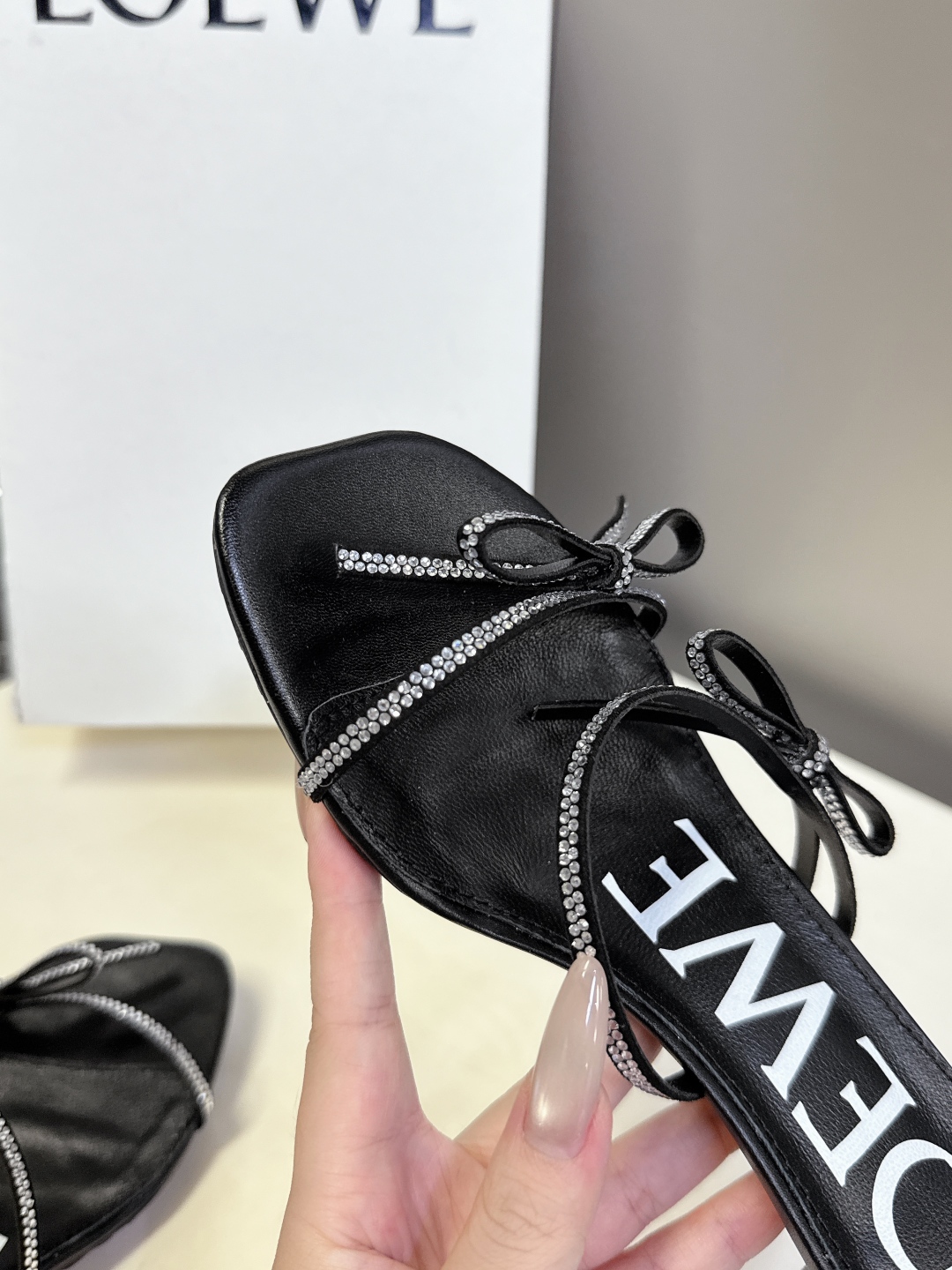  罗意威LOEWE2025春夏最新款时装凉鞋
  今年超火的品牌 好多明星网红时尚博主种草 喜欢这种风