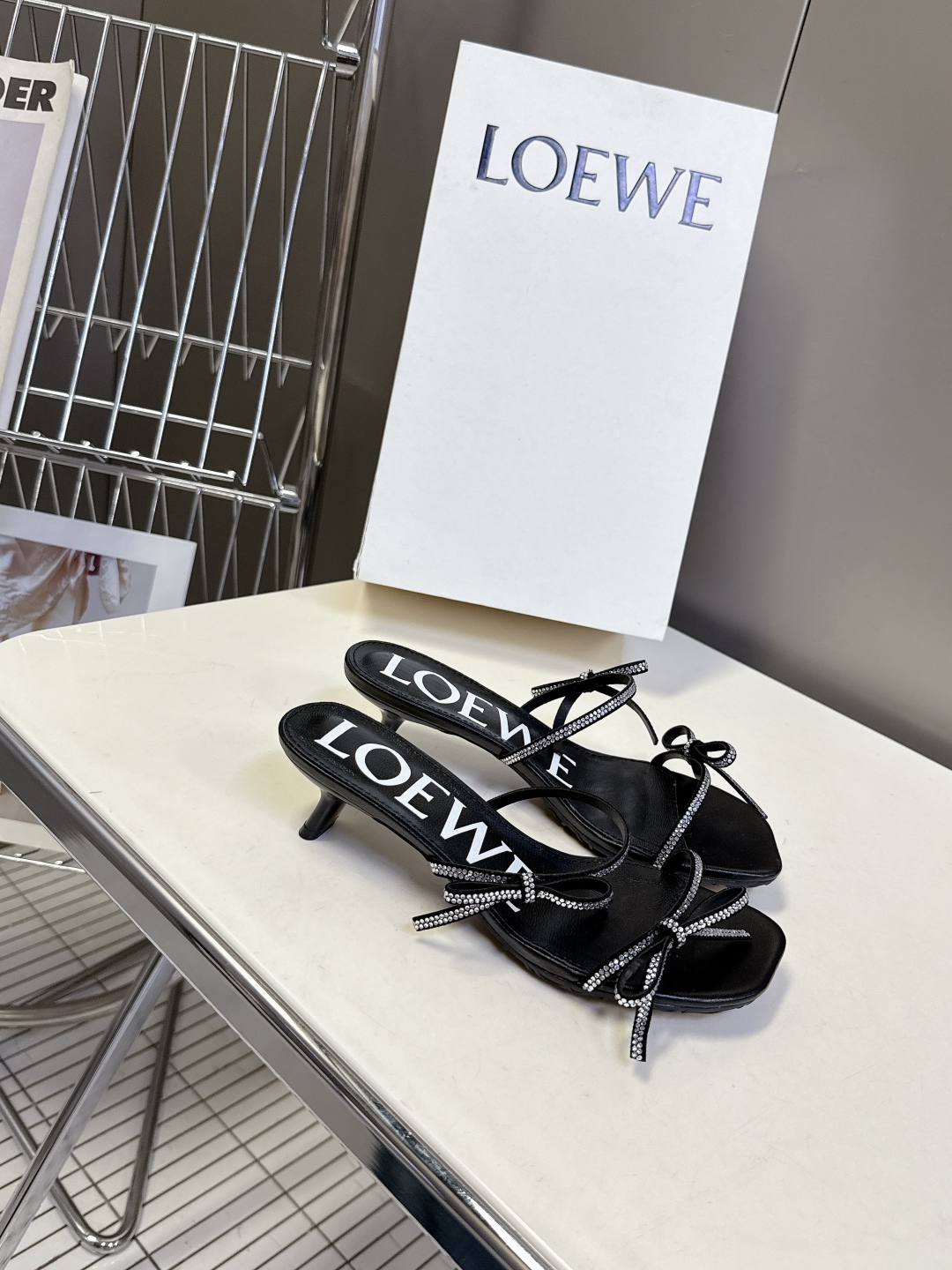   罗意威LOEWE2025春夏最新款时装凉鞋
  今年超火的品牌 好多明星网红时尚博主种草 喜欢这种风