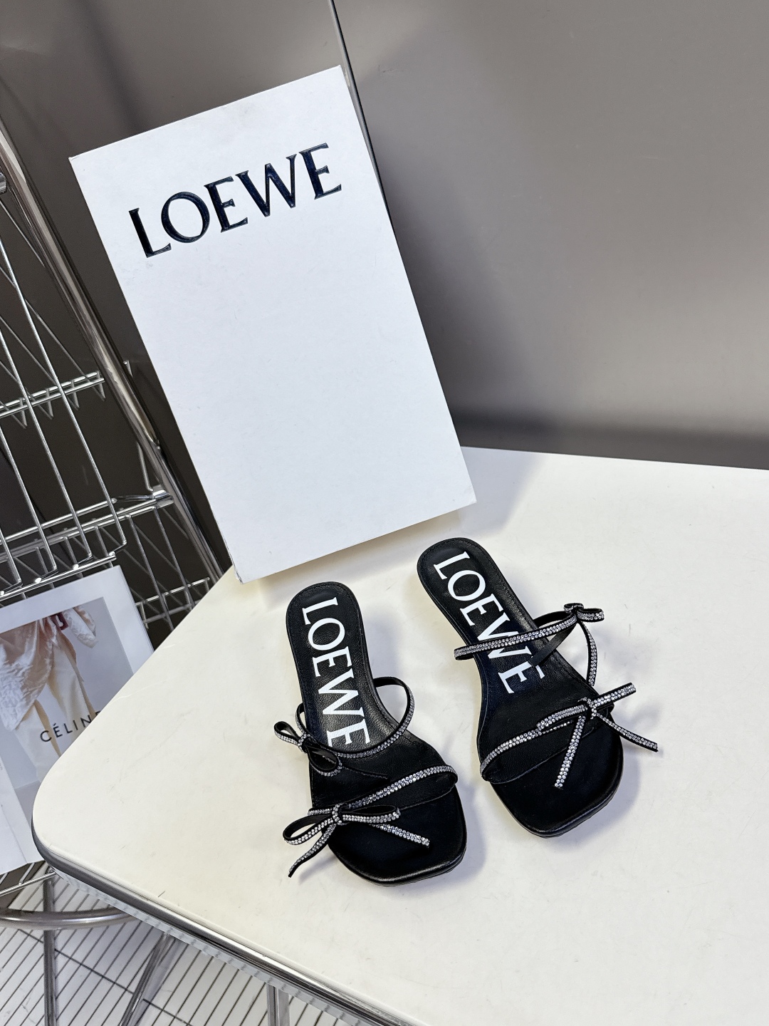   罗意威LOEWE2025春夏最新款时装凉鞋
  今年超火的品牌 好多明星网红时尚博主种草 喜欢这种风