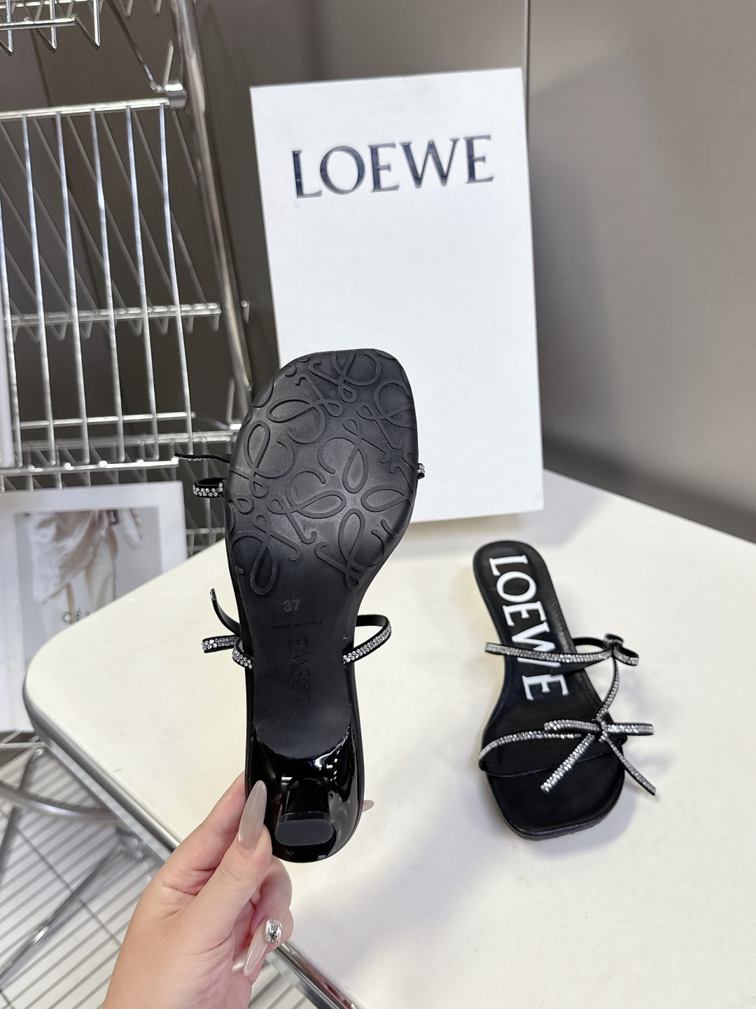   罗意威LOEWE2025春夏最新款时装凉鞋
  今年超火的品牌 好多明星网红时尚博主种草 喜欢这种风