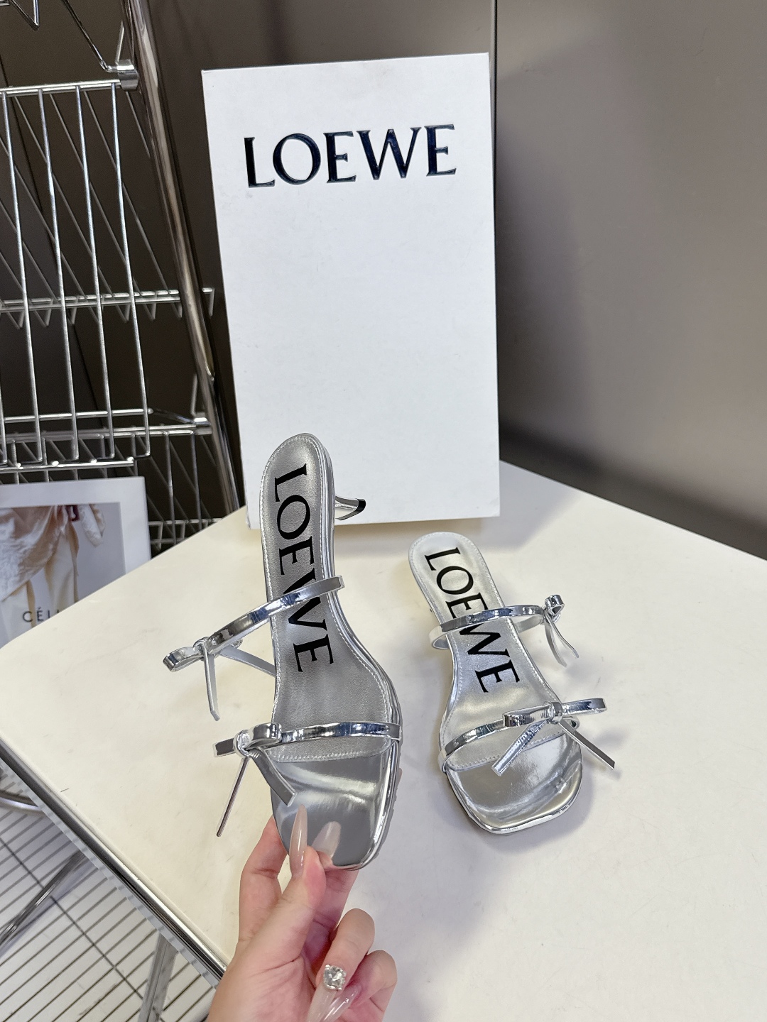   罗意威LOEWE2025春夏最新款时装凉鞋
  今年超火的品牌 好多明星网红时尚博主种草 喜欢这种风
