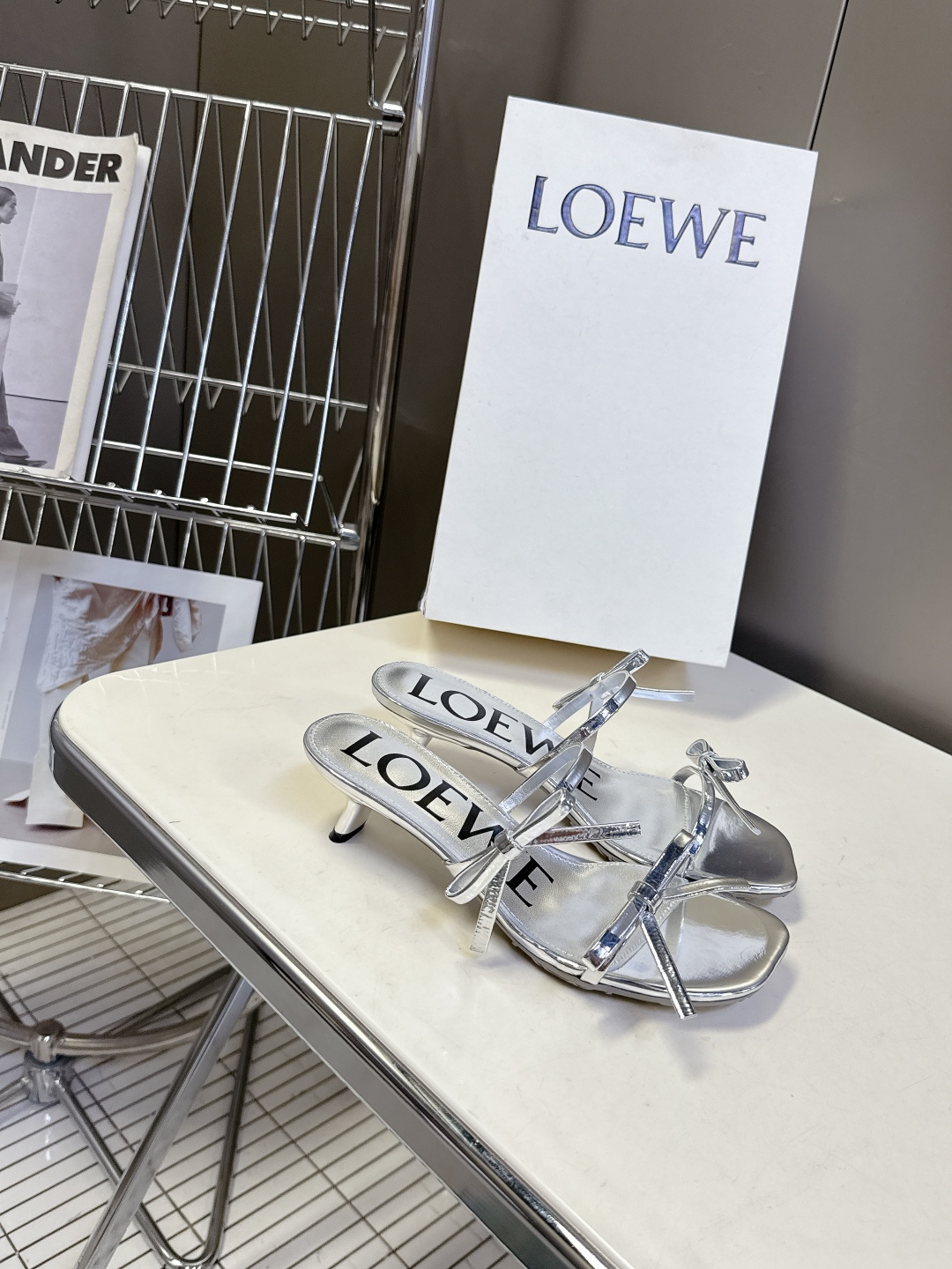   罗意威LOEWE2025春夏最新款时装凉鞋
  今年超火的品牌 好多明星网红时尚博主种草 喜欢这种风