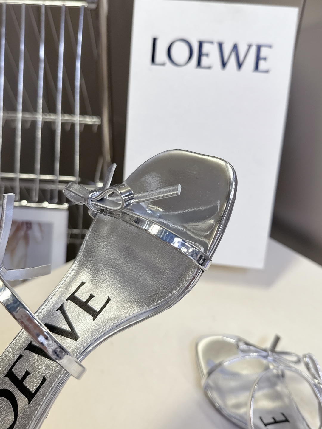   罗意威LOEWE2025春夏最新款时装凉鞋
  今年超火的品牌 好多明星网红时尚博主种草 喜欢这种风