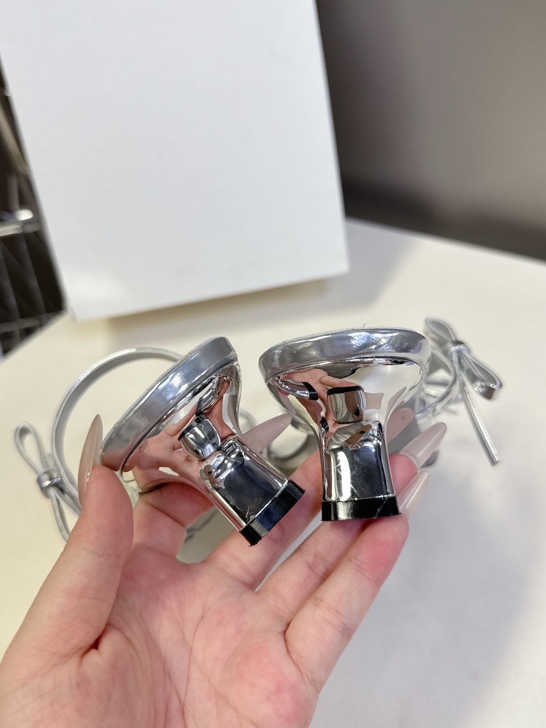   罗意威LOEWE2025春夏最新款时装凉鞋
  今年超火的品牌 好多明星网红时尚博主种草 喜欢这种风