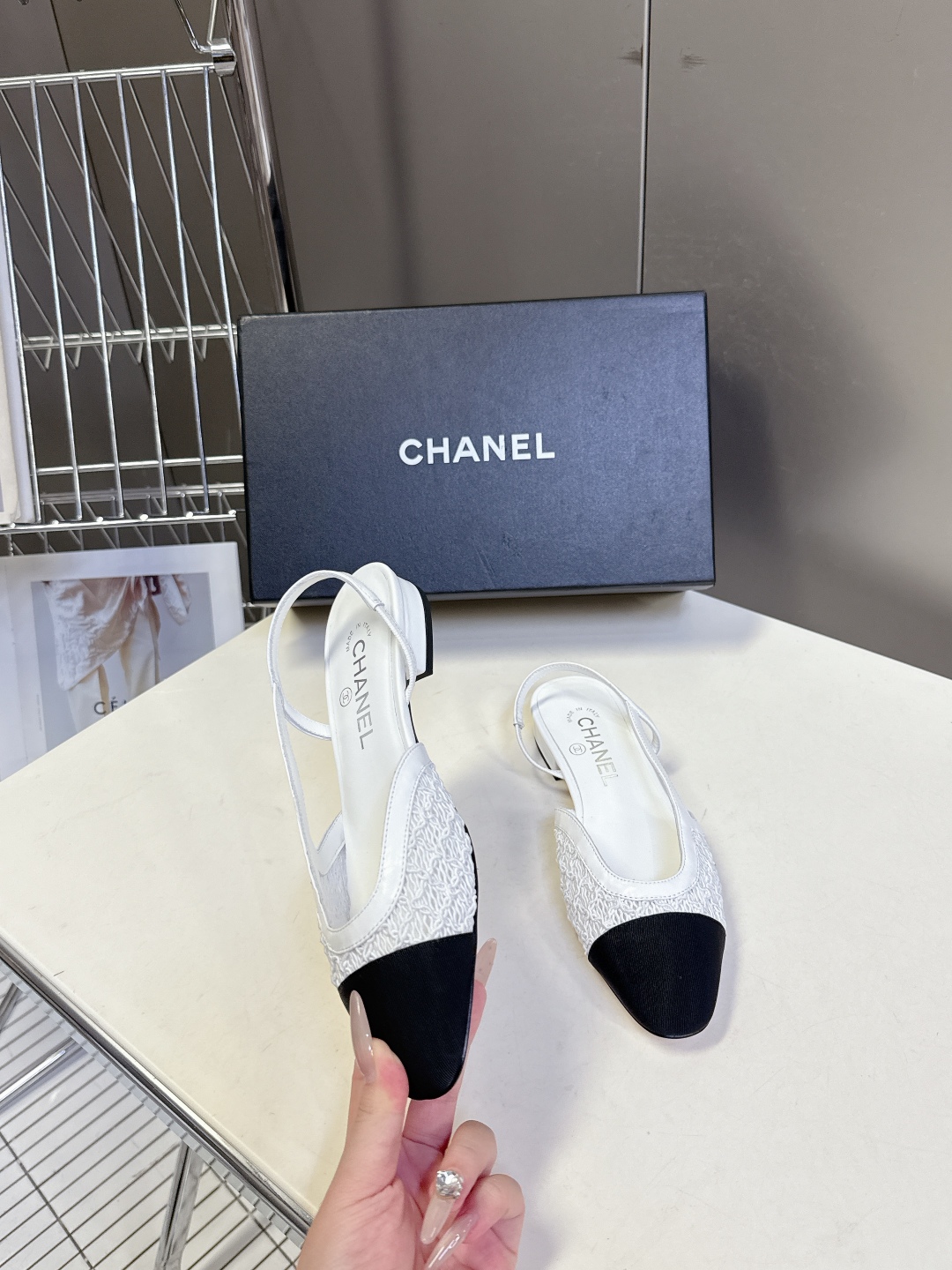  香奈儿CHANEL春夏最新款粗跟时装鞋
      超多网红时尚博主种草 高级感舒适，配女神们的半身裙