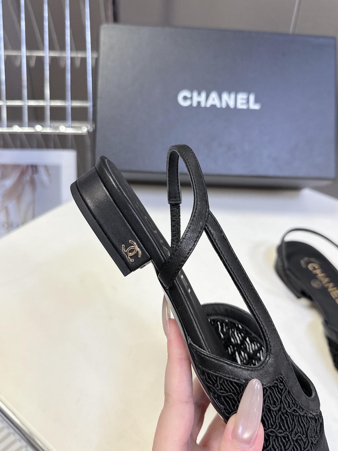  香奈儿CHANEL春夏最新款粗跟时装鞋
      超多网红时尚博主种草 高级感舒适，配女神们的半身裙