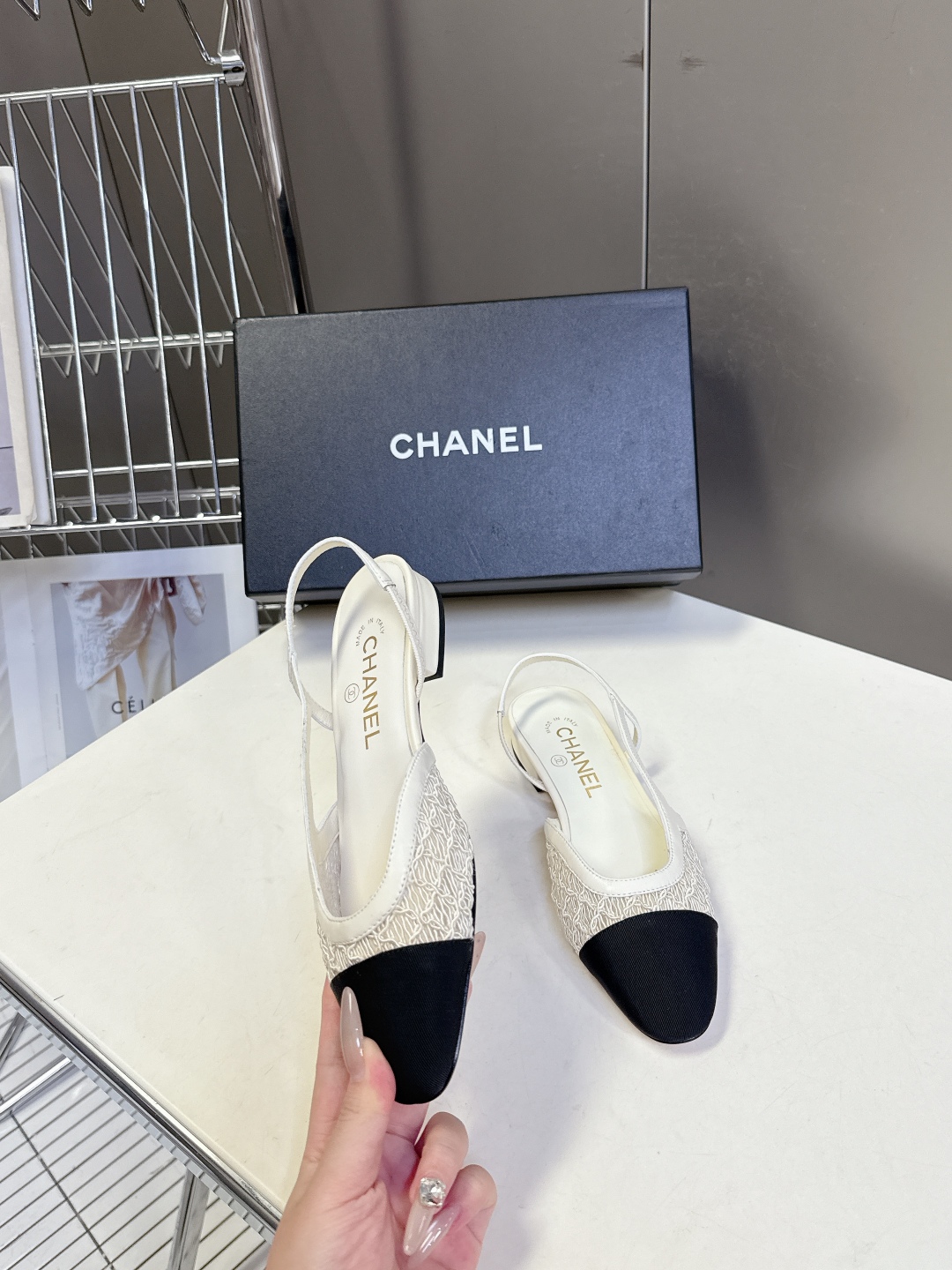 香奈儿CHANEL春夏最新款粗跟时装鞋
      超多网红时尚博主种草 高级感舒适，配女神们的半身裙