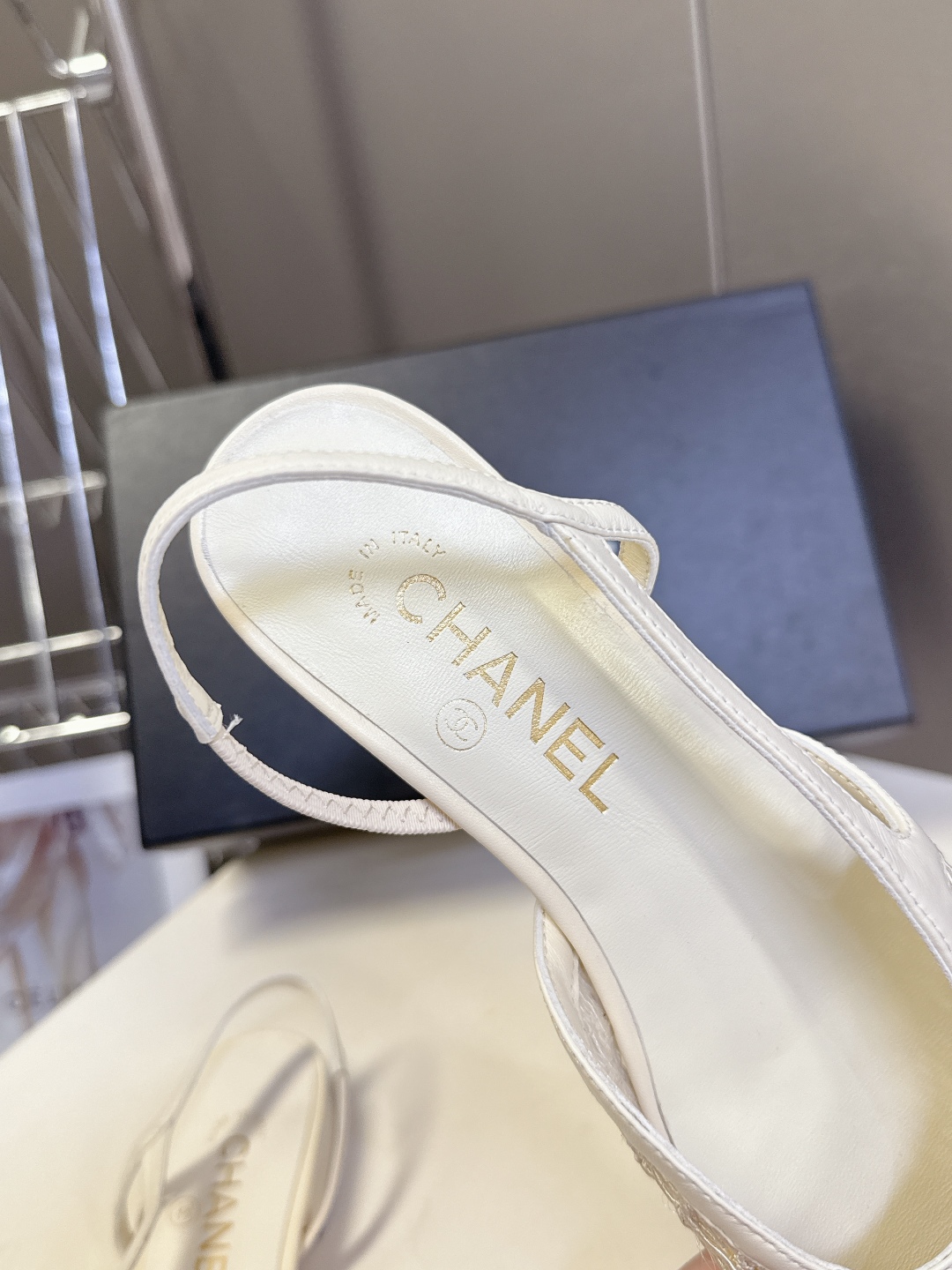  香奈儿CHANEL春夏最新款粗跟时装鞋
      超多网红时尚博主种草 高级感舒适，配女神们的半身裙