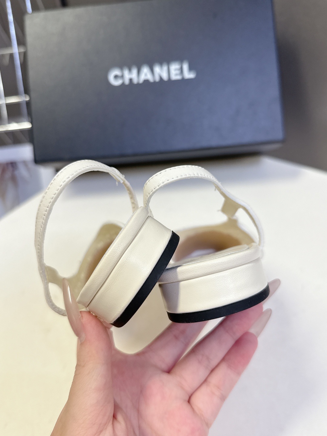  香奈儿CHANEL春夏最新款粗跟时装鞋
      超多网红时尚博主种草 高级感舒适，配女神们的半身裙