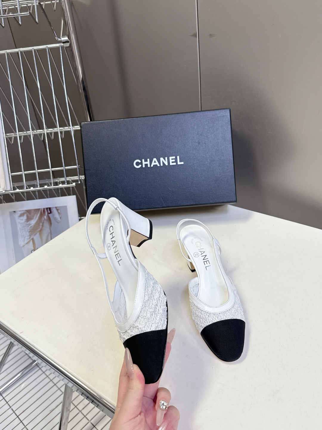  香奈儿CHANEL春夏最新款粗跟时装鞋
      超多网红时尚博主种草 高级感舒适，配女神们的半身裙