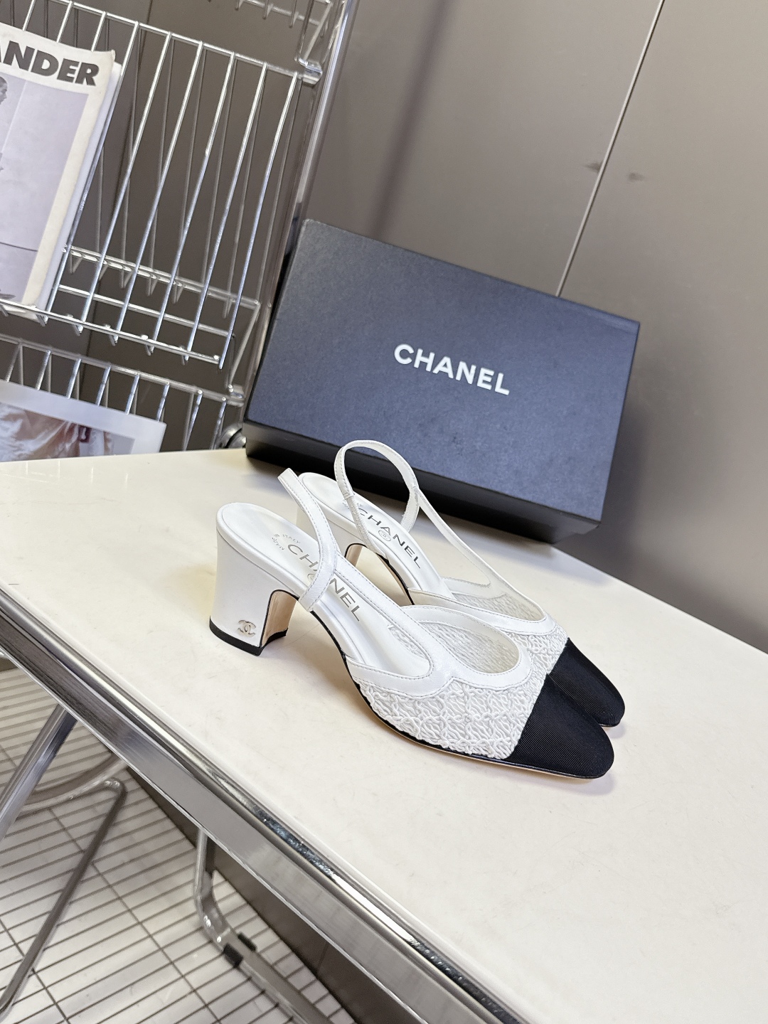  香奈儿CHANEL春夏最新款粗跟时装鞋
      超多网红时尚博主种草 高级感舒适，配女神们的半身裙