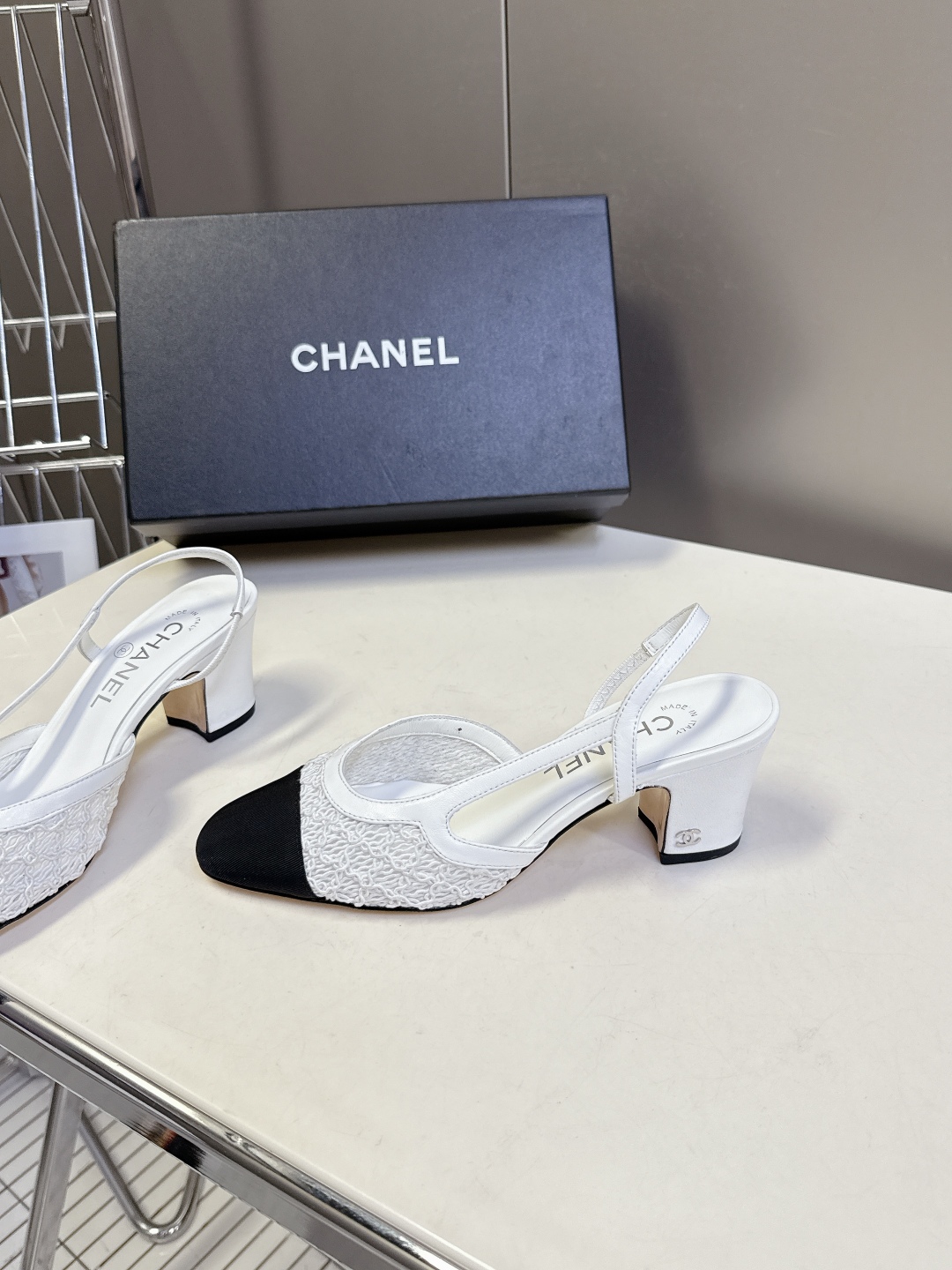  香奈儿CHANEL春夏最新款粗跟时装鞋
      超多网红时尚博主种草 高级感舒适，配女神们的半身裙
