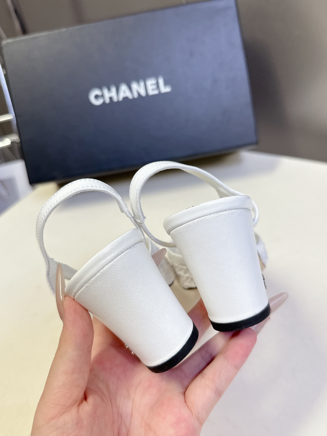  香奈儿CHANEL春夏最新款粗跟时装鞋
      超多网红时尚博主种草 高级感舒适，配女神们的半身裙