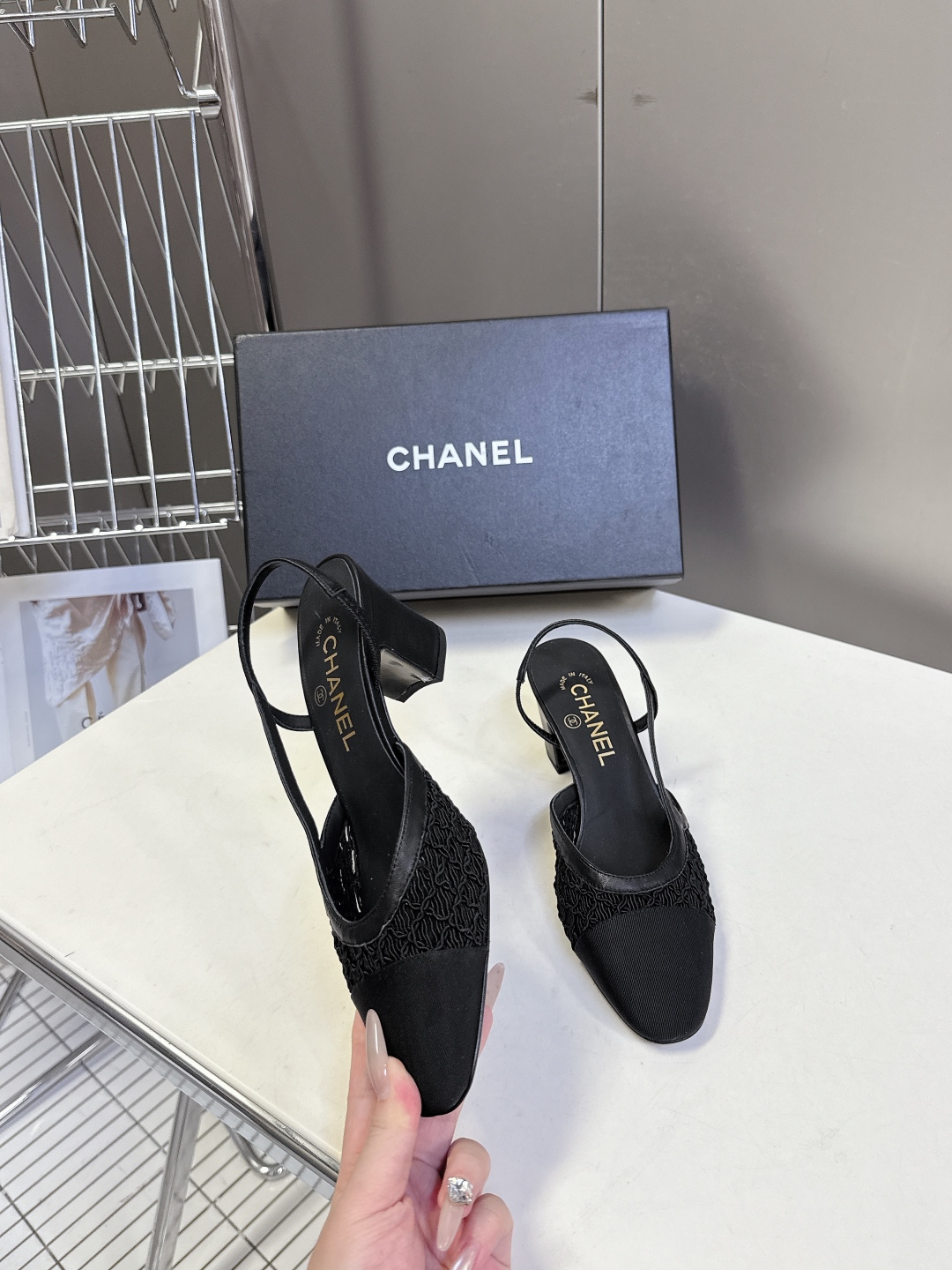  香奈儿CHANEL春夏最新款粗跟时装鞋
      超多网红时尚博主种草 高级感舒适，配女神们的半身裙