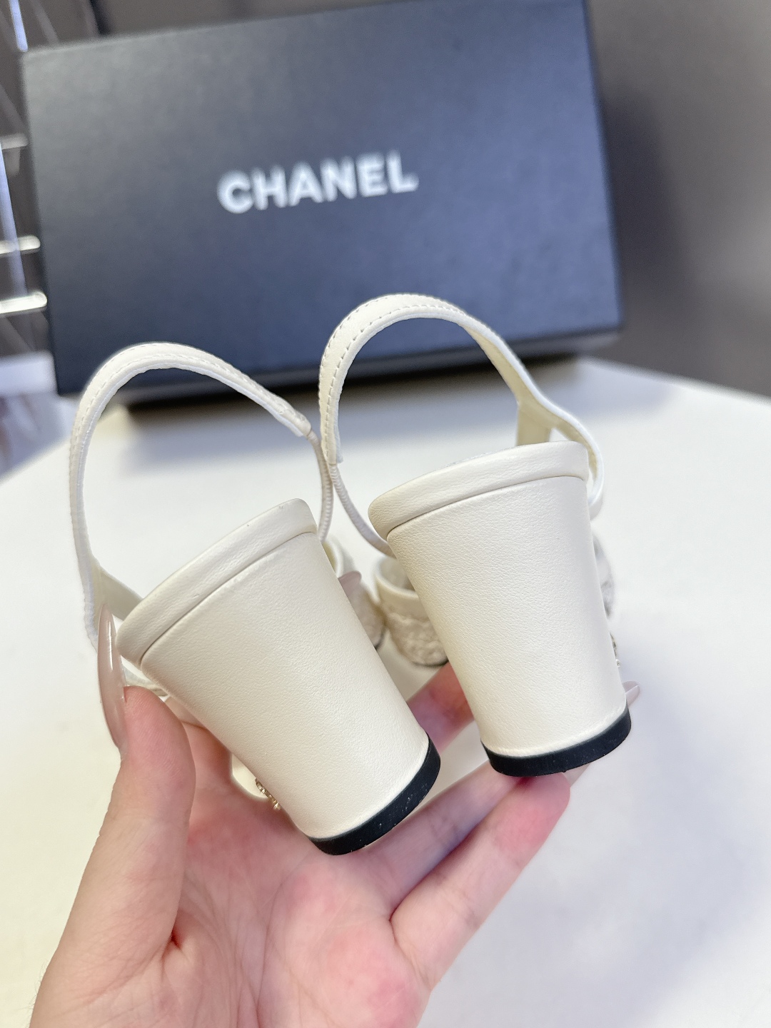  香奈儿CHANEL春夏最新款粗跟时装鞋
      超多网红时尚博主种草 高级感舒适，配女神们的半身裙