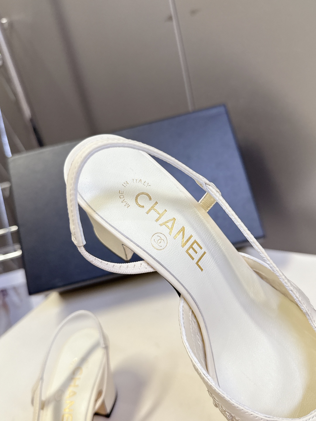  香奈儿CHANEL春夏最新款粗跟时装鞋
      超多网红时尚博主种草 高级感舒适，配女神们的半身裙