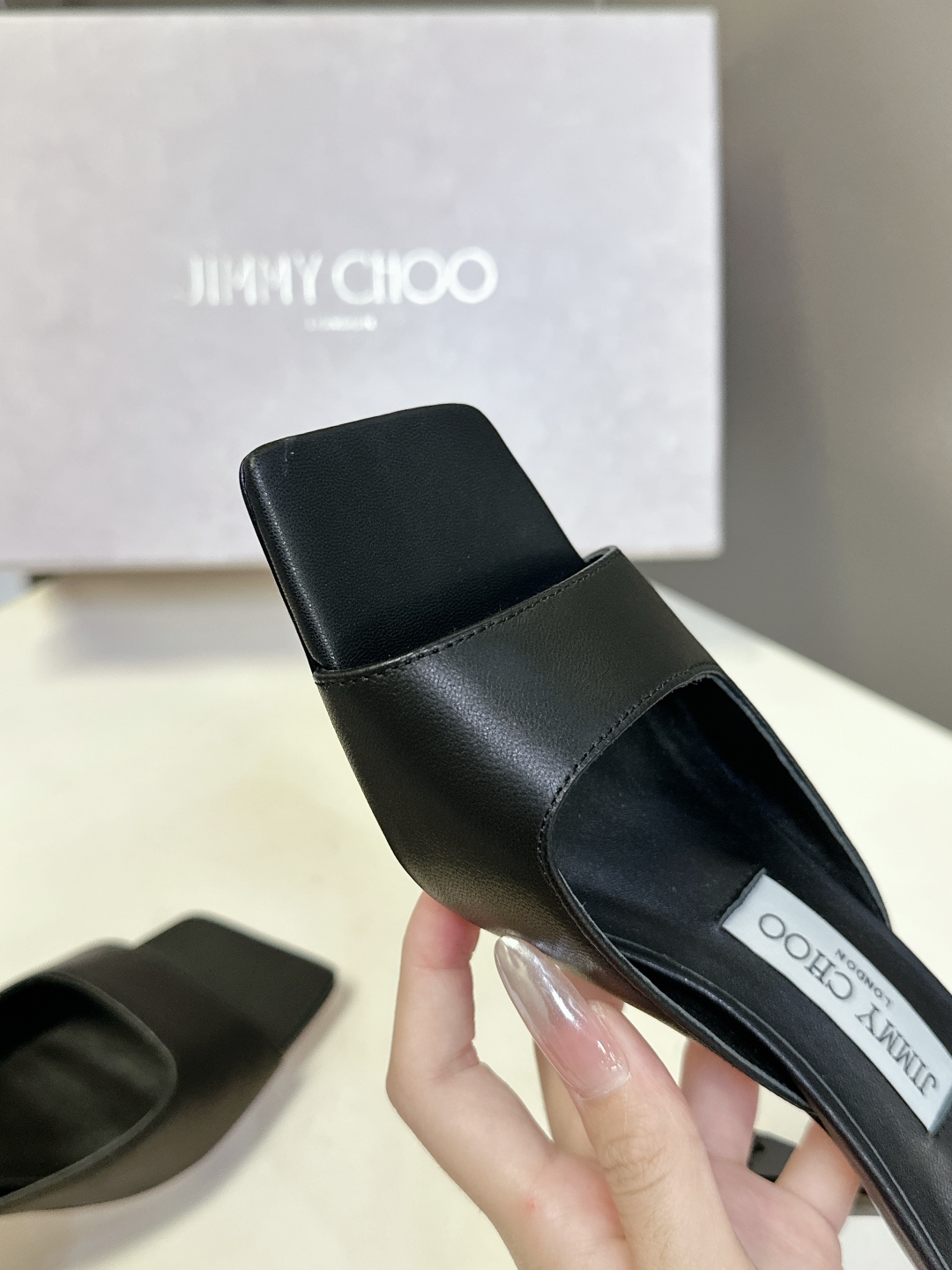  jimmy choo吉米周春夏最新款时装鞋 拖鞋
     超多明星时尚博主种草 每个女孩鞋柜都必须有