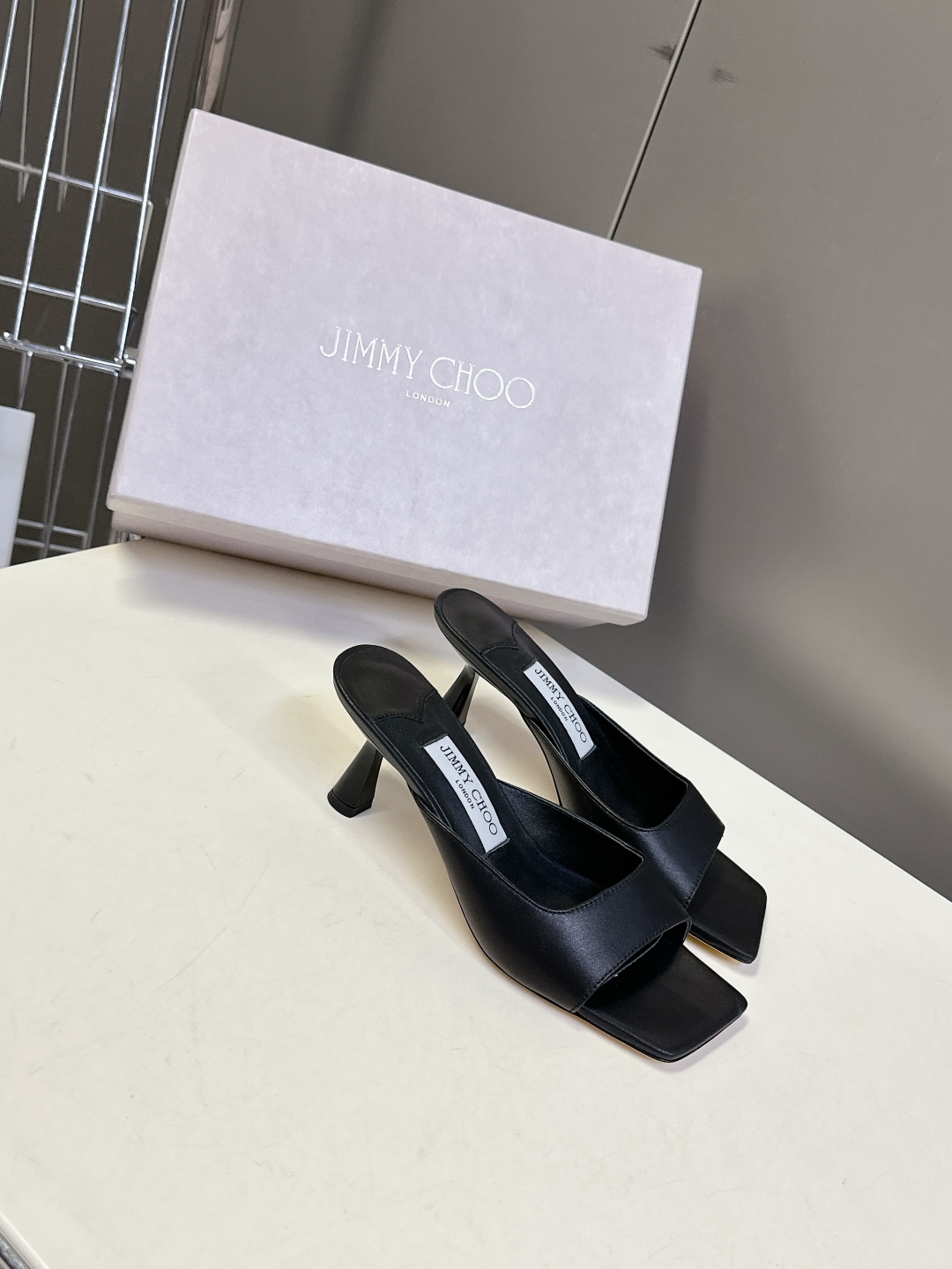  jimmy choo吉米周春夏最新款时装鞋 拖鞋
     超多明星时尚博主种草 每个女孩鞋柜都必须有