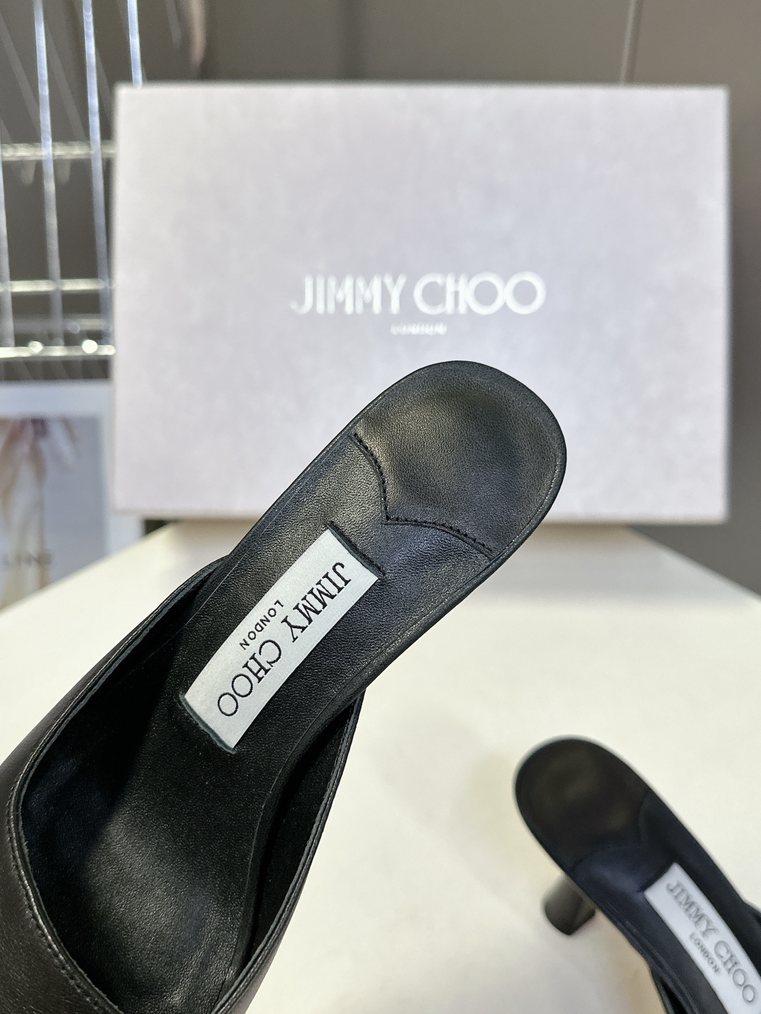  jimmy choo吉米周春夏最新款时装鞋 拖鞋
     超多明星时尚博主种草 每个女孩鞋柜都必须有