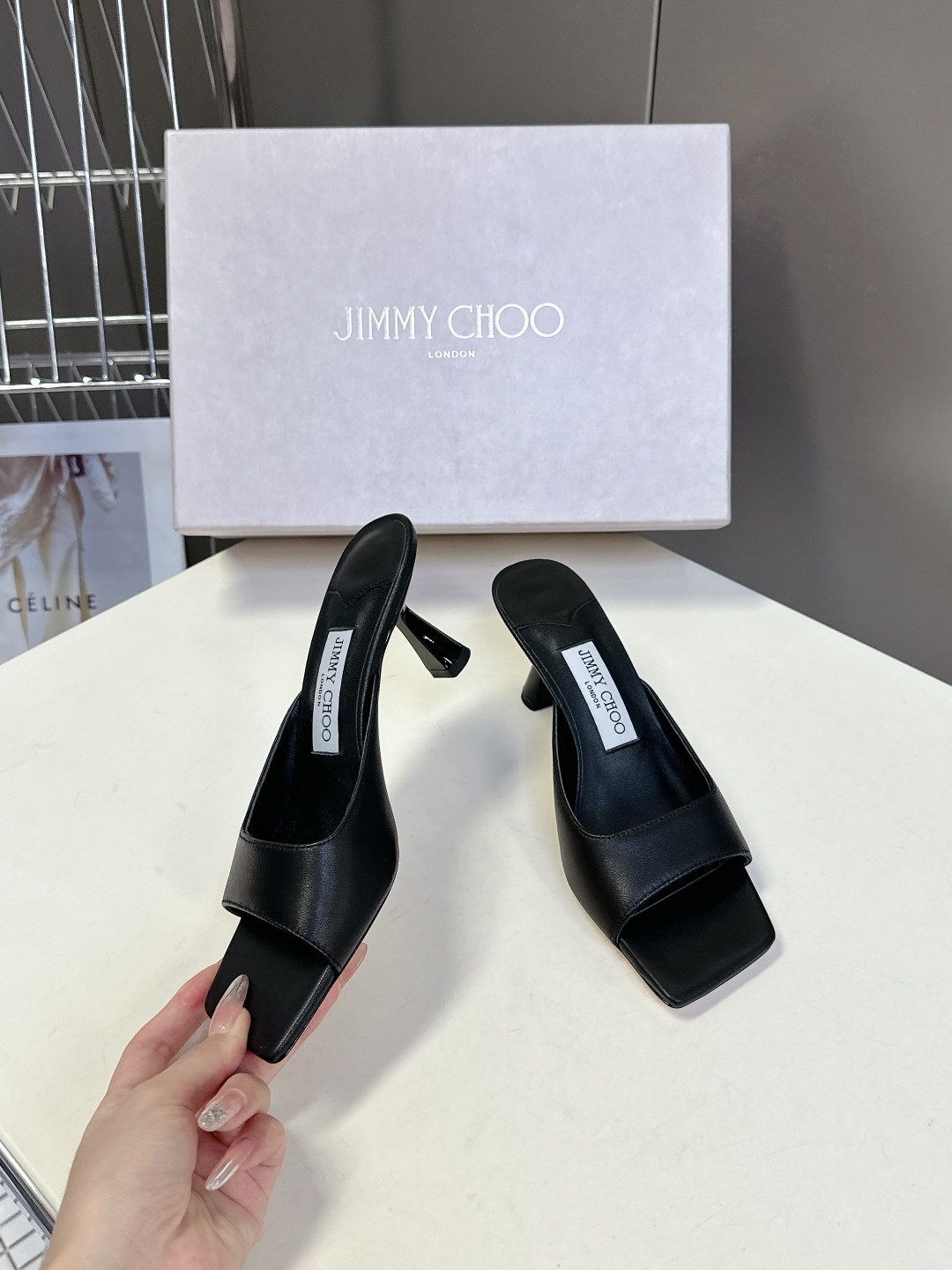  jimmy choo吉米周春夏最新款时装鞋 拖鞋
     超多明星时尚博主种草 每个女孩鞋柜都必须有