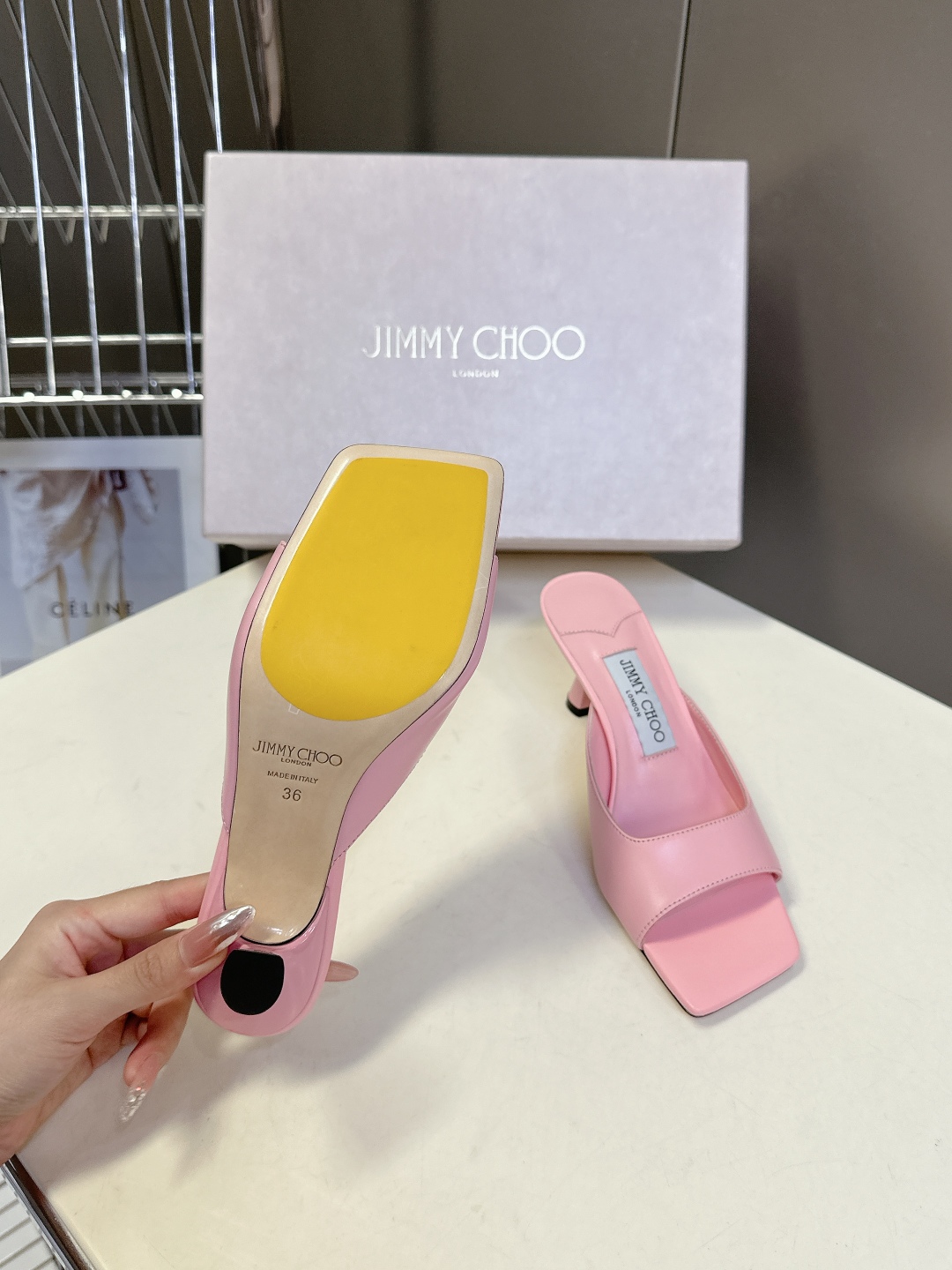  jimmy choo吉米周春夏最新款时装鞋 拖鞋
     超多明星时尚博主种草 每个女孩鞋柜都必须有