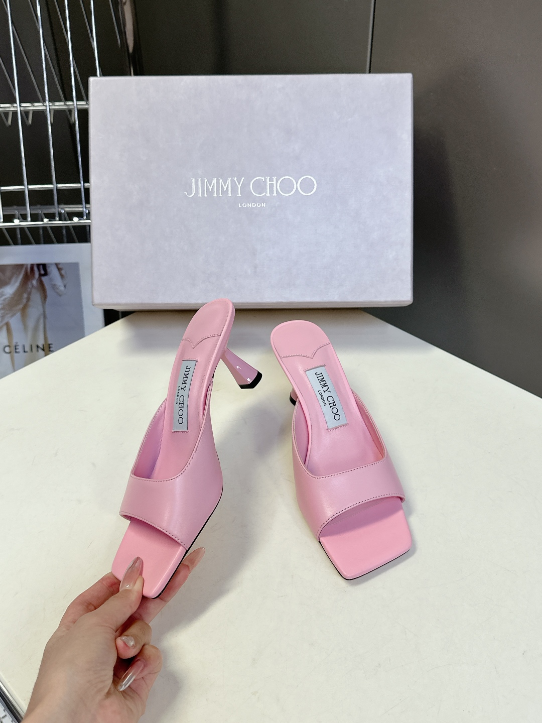  jimmy choo吉米周春夏最新款时装鞋 拖鞋
     超多明星时尚博主种草 每个女孩鞋柜都必须有