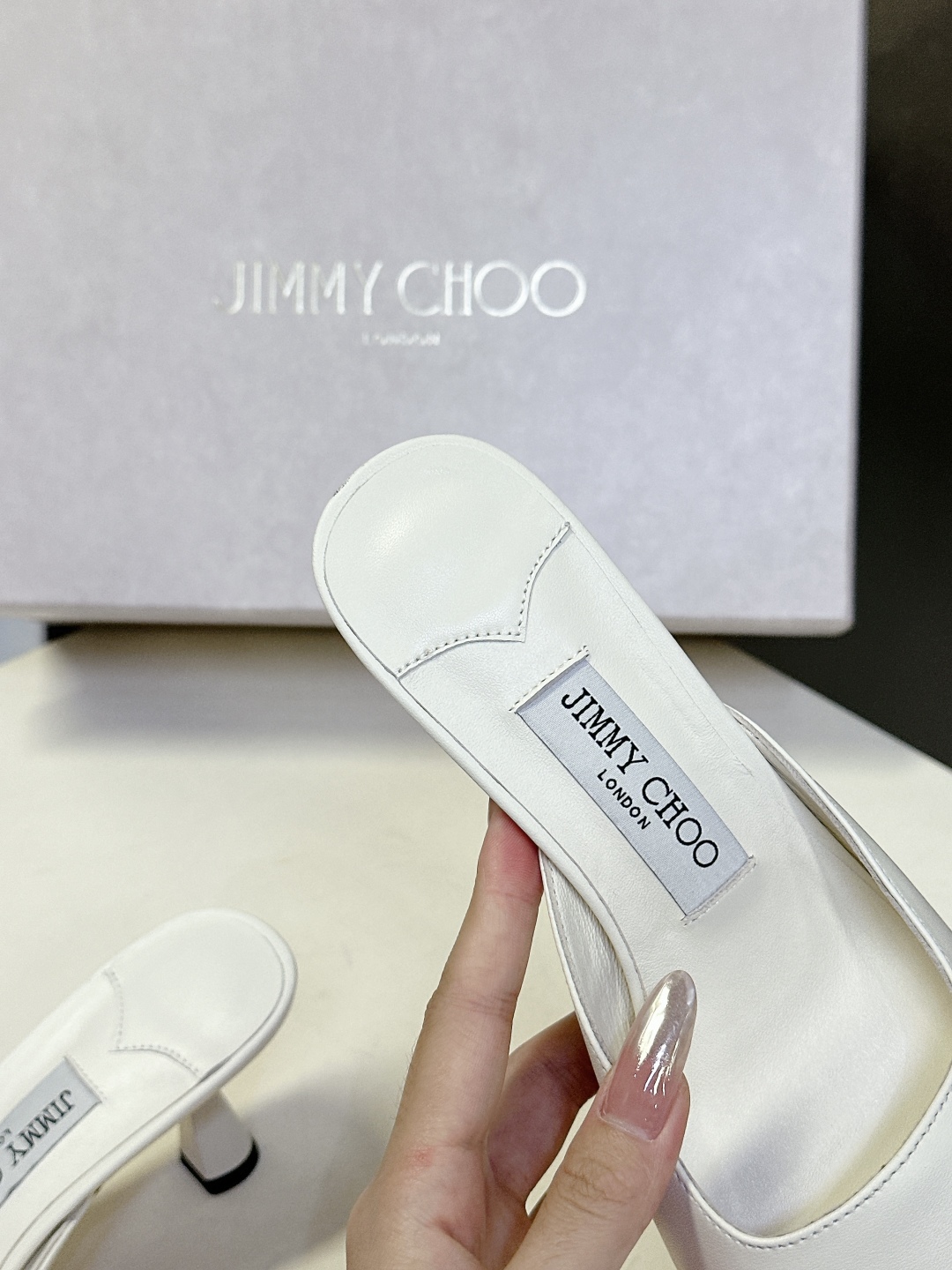  jimmy choo吉米周春夏最新款时装鞋 拖鞋
     超多明星时尚博主种草 每个女孩鞋柜都必须有