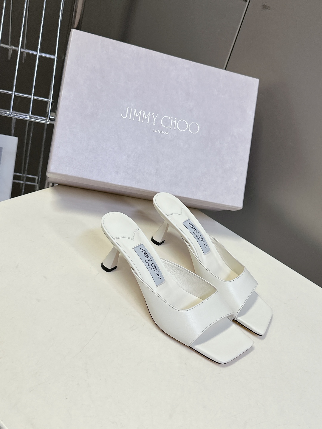  jimmy choo吉米周春夏最新款时装鞋 拖鞋
     超多明星时尚博主种草 每个女孩鞋柜都必须有