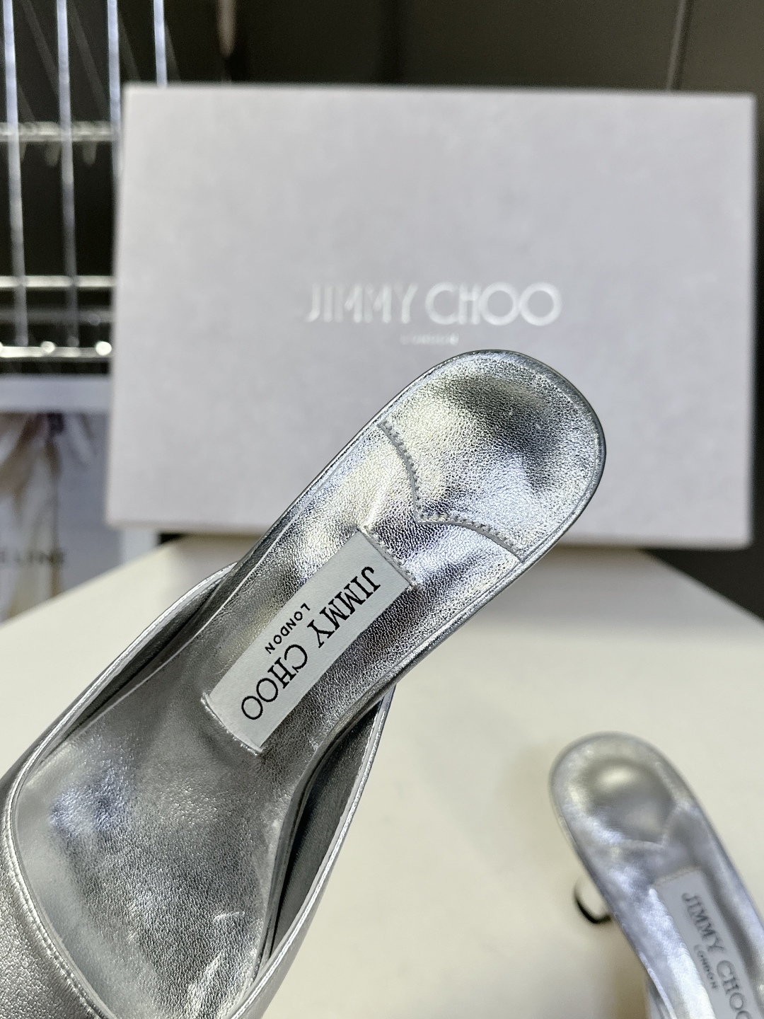  jimmy choo吉米周春夏最新款时装鞋 拖鞋
     超多明星时尚博主种草 每个女孩鞋柜都必须有