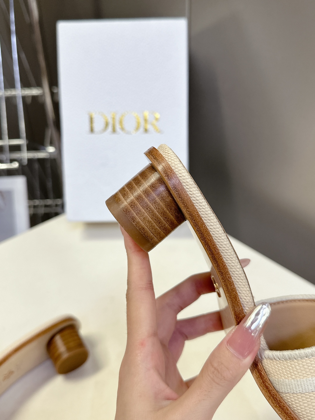 💰250 Dior迪奥25春夏最新款电绣拖鞋                  超多明星时尚博主种草 夏季必备 简约的设计 极具辨识度的品牌logo点缀 简单而不简约 上脚非常舒适 鞋面进口电绣 内里垫脚牛皮～幸运星 脚感超级好 跟高3.5CM意大利真皮大底 size：35-40（40 41定制）