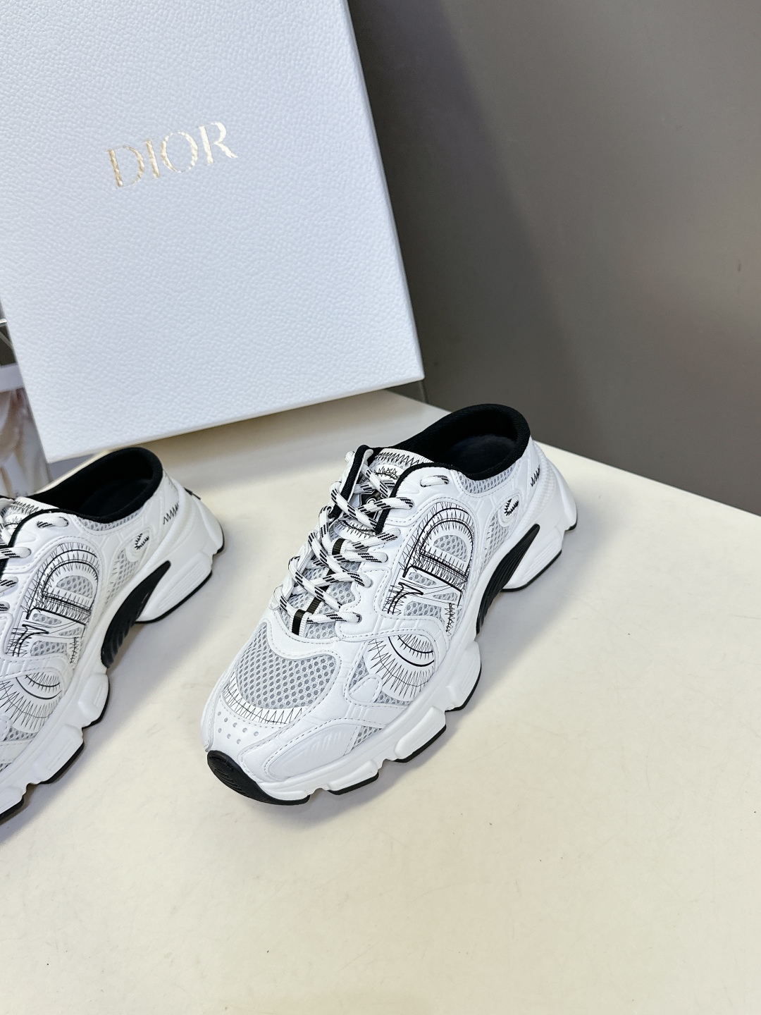  Dior迪奥Chrono系列运动鞋 半拖
  这款Dior chrono运动鞋延续经久不衰的轮廓，采用