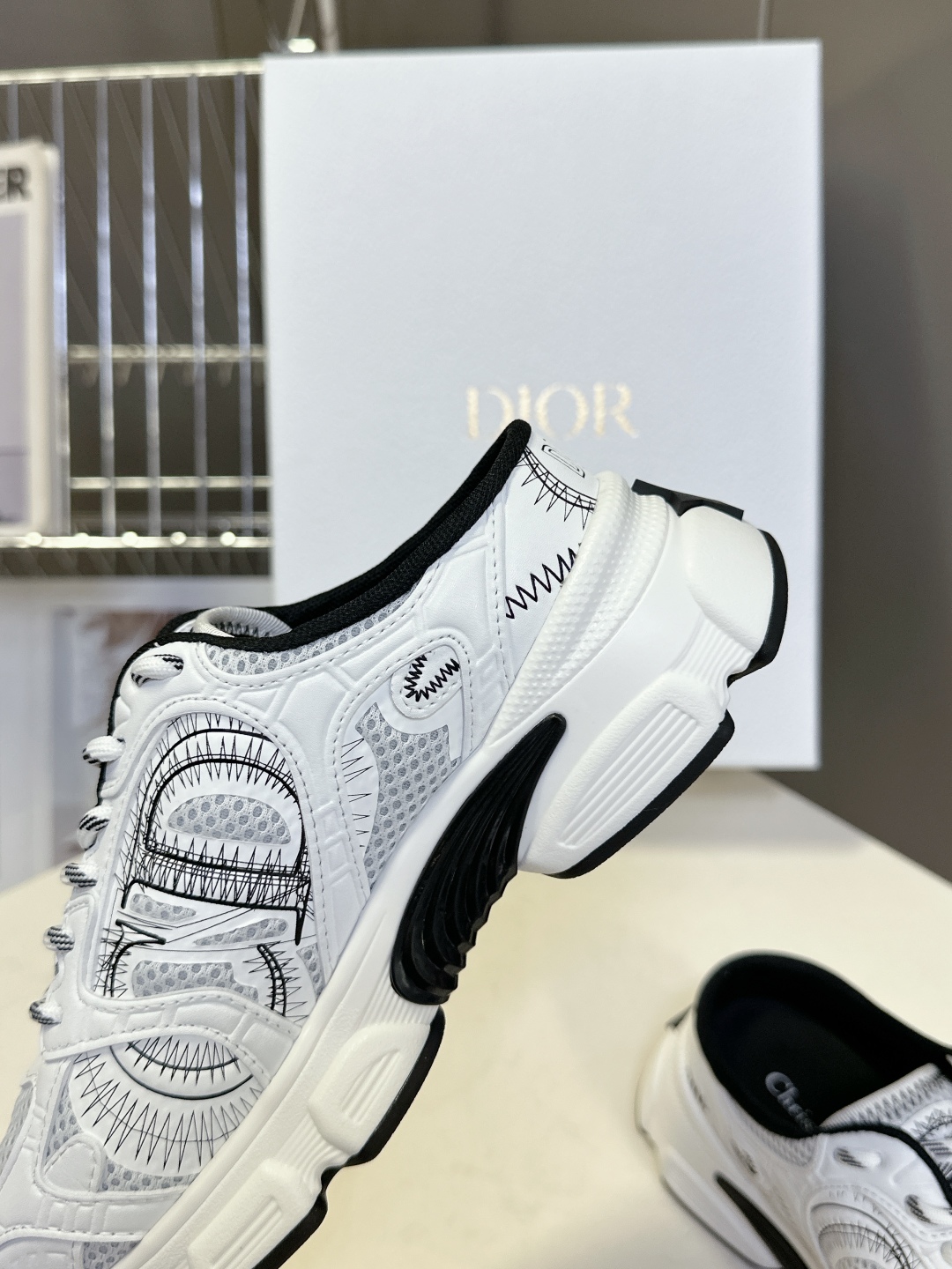  Dior迪奥Chrono系列运动鞋 半拖
  这款Dior chrono运动鞋延续经久不衰的轮廓，采用