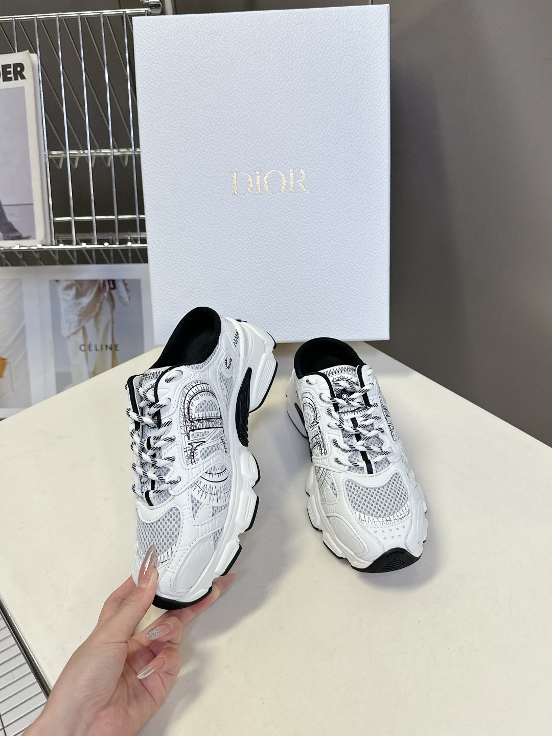  Dior迪奥Chrono系列运动鞋 半拖
  这款Dior chrono运动鞋延续经久不衰的轮廓，采用