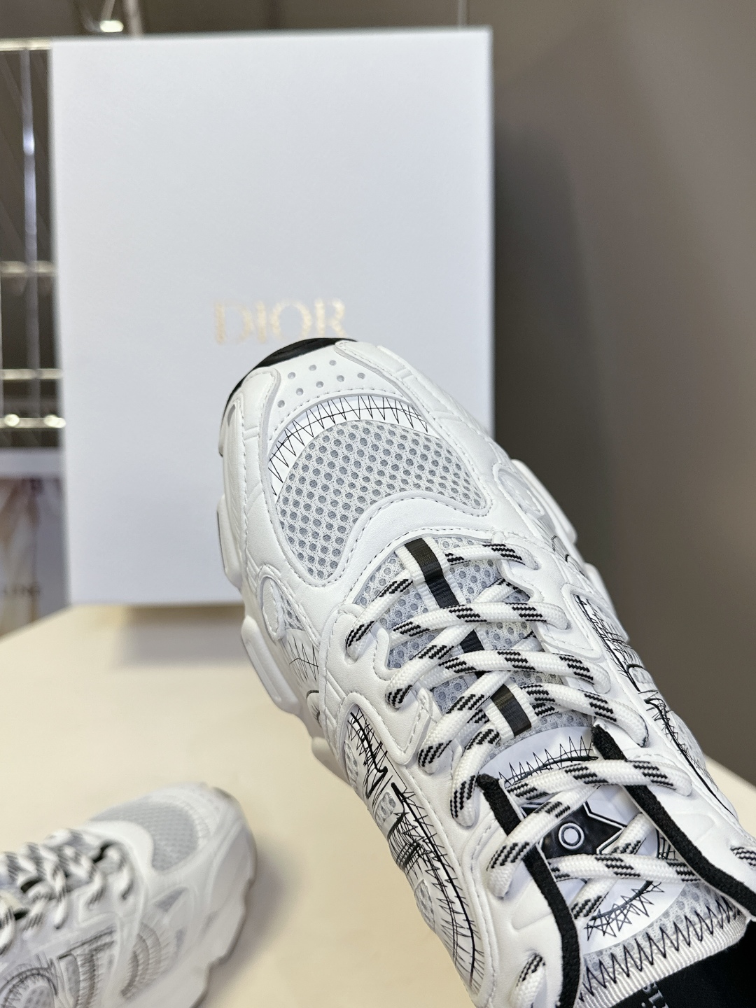  Dior迪奥Chrono系列运动鞋 半拖
  这款Dior chrono运动鞋延续经久不衰的轮廓，采用