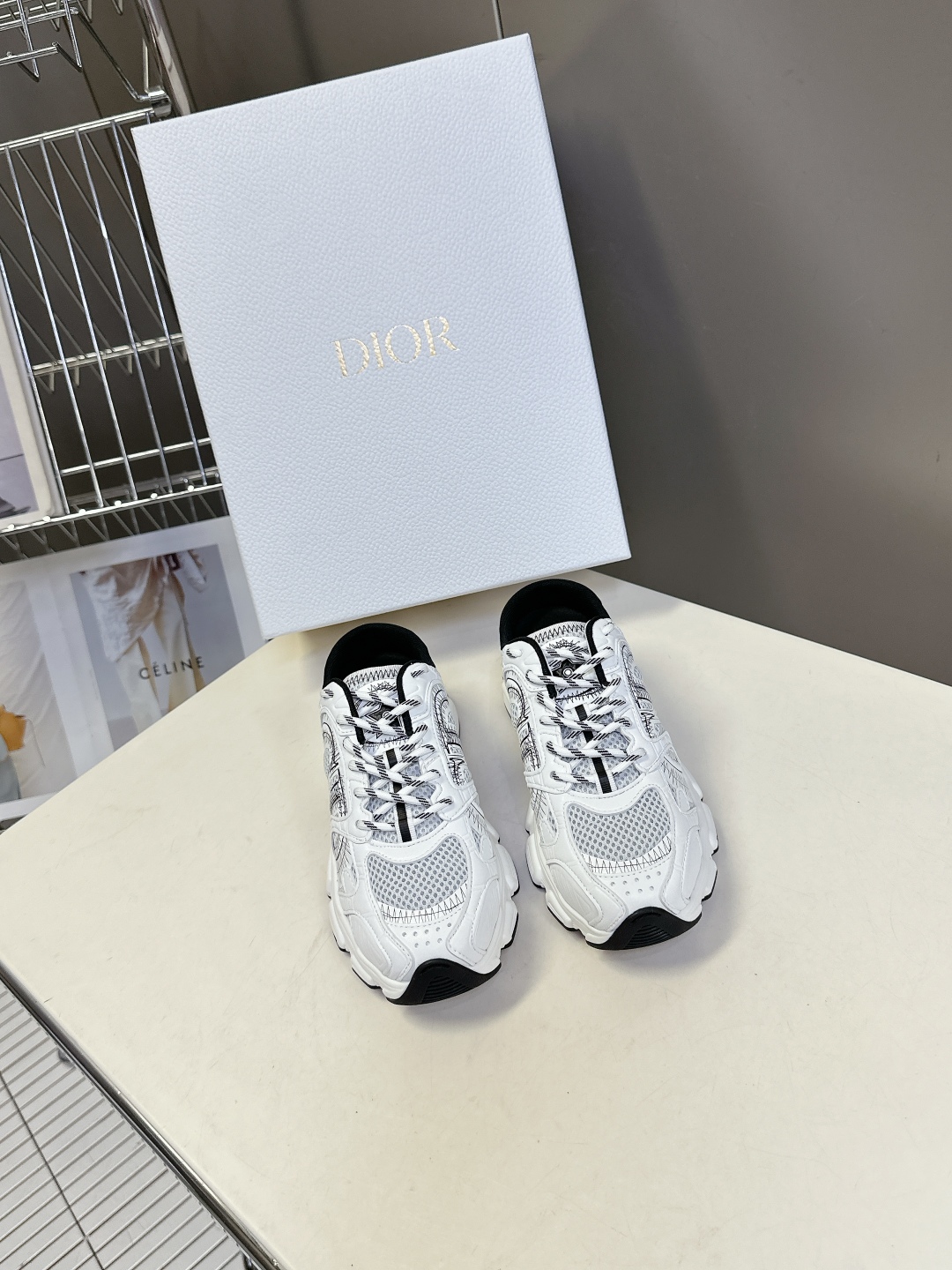  Dior迪奥Chrono系列运动鞋 半拖
  这款Dior chrono运动鞋延续经久不衰的轮廓，采用