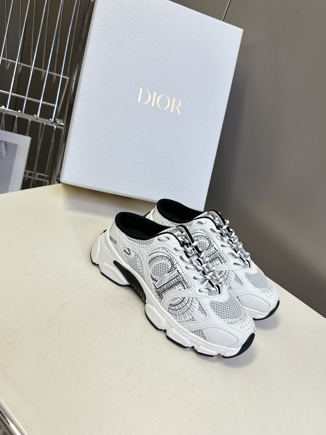  Dior迪奥Chrono系列运动鞋 半拖
  这款Dior chrono运动鞋延续经久不衰的轮廓，采用
