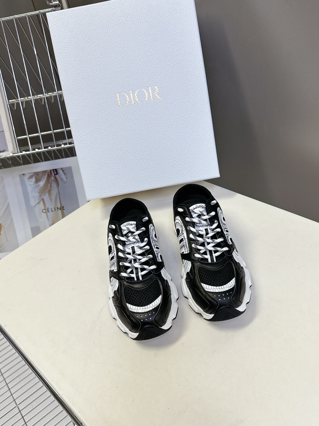  Dior迪奥Chrono系列运动鞋 半拖
  这款Dior chrono运动鞋延续经久不衰的轮廓，采用