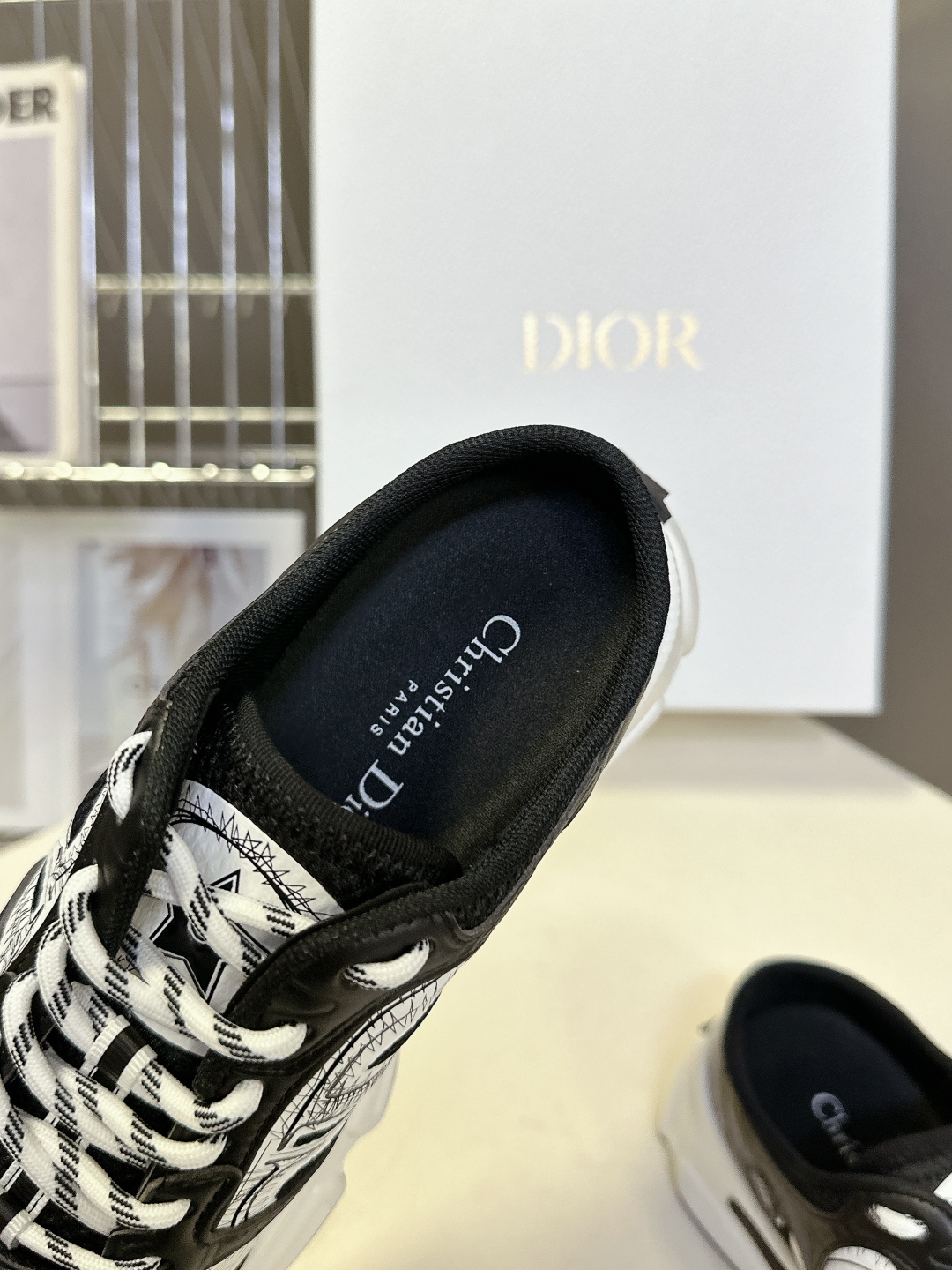  Dior迪奥Chrono系列运动鞋 半拖
  这款Dior chrono运动鞋延续经久不衰的轮廓，采用