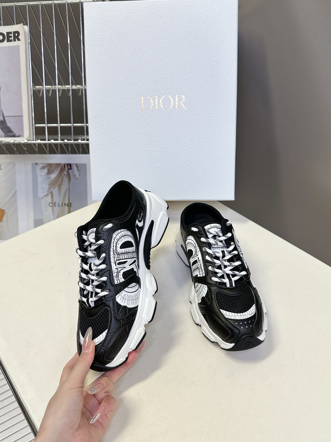  Dior迪奥Chrono系列运动鞋 半拖
  这款Dior chrono运动鞋延续经久不衰的轮廓，采用