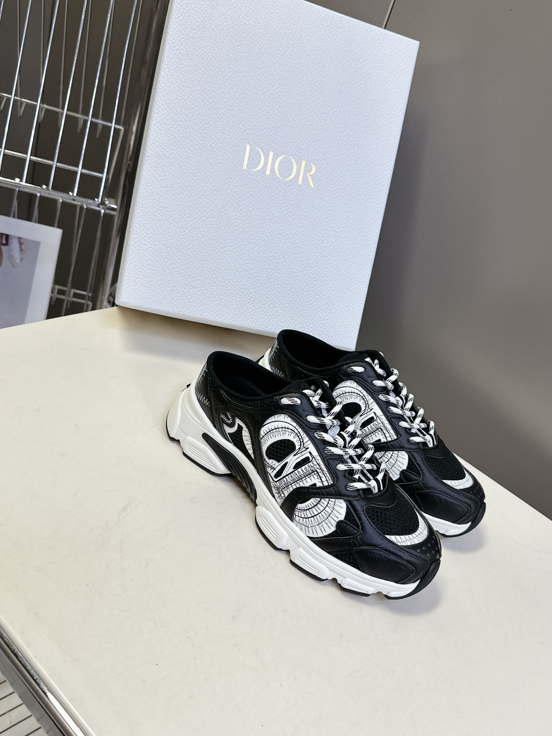  Dior迪奥Chrono系列运动鞋 半拖
  这款Dior chrono运动鞋延续经久不衰的轮廓，采用