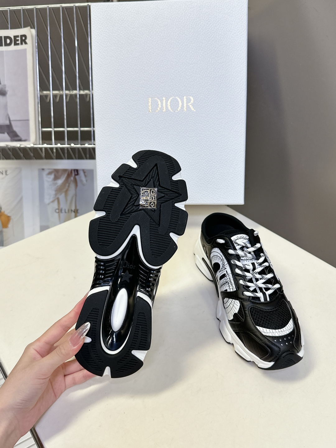  Dior迪奥Chrono系列运动鞋 半拖
  这款Dior chrono运动鞋延续经久不衰的轮廓，采用