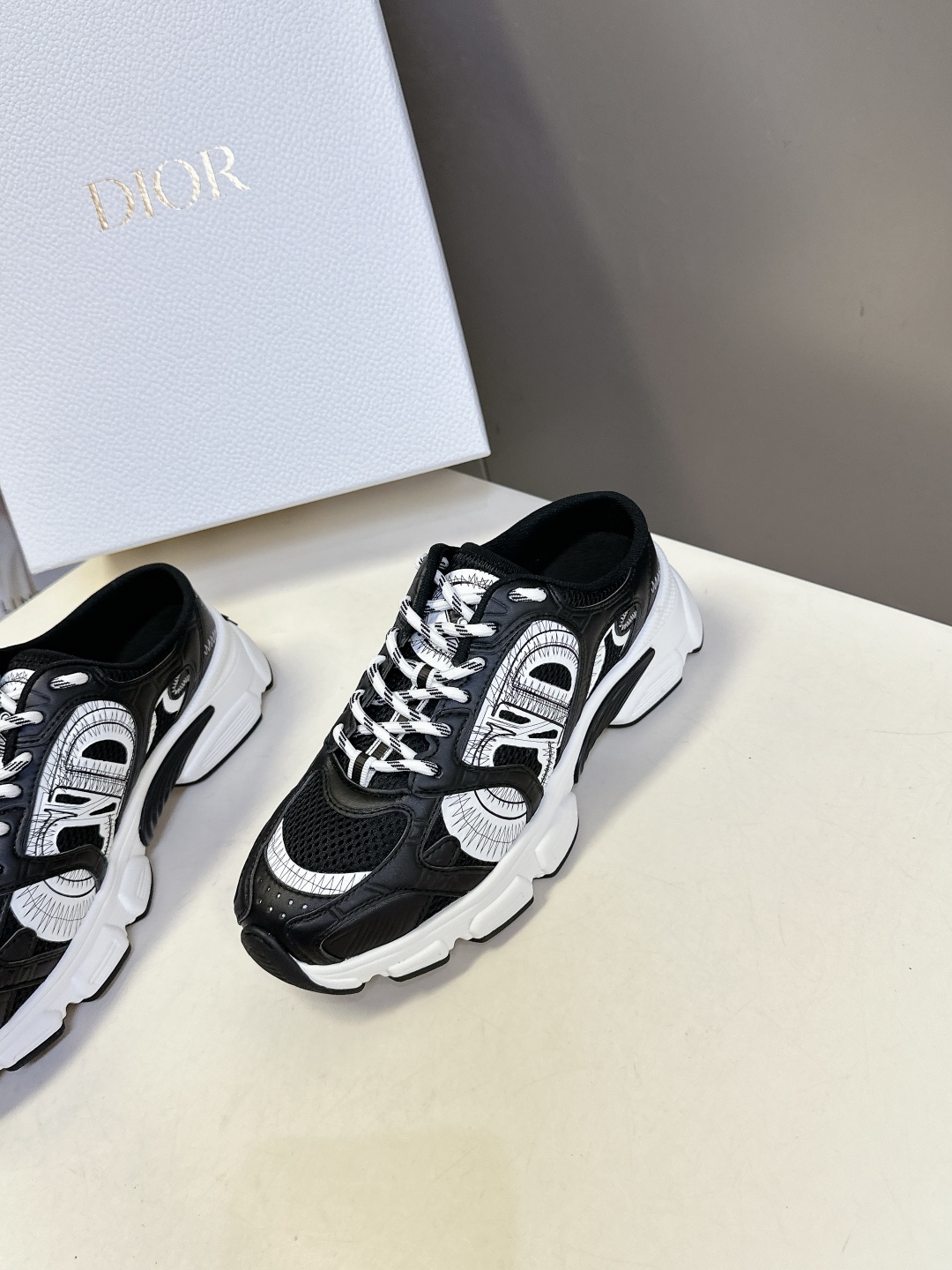  Dior迪奥Chrono系列运动鞋 半拖
  这款Dior chrono运动鞋延续经久不衰的轮廓，采用