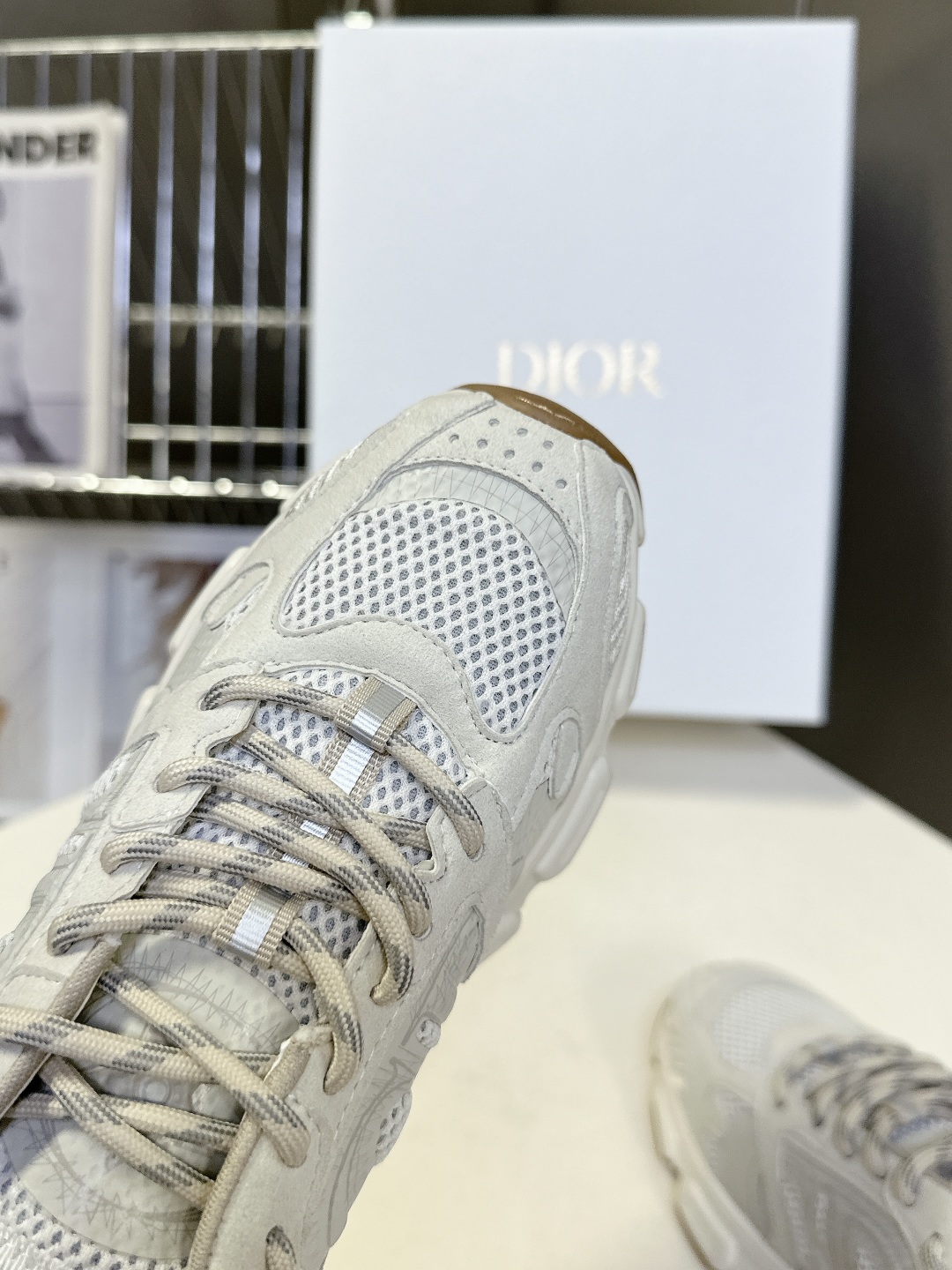  Dior迪奥Chrono系列运动鞋 半拖
  这款Dior chrono运动鞋延续经久不衰的轮廓，采用