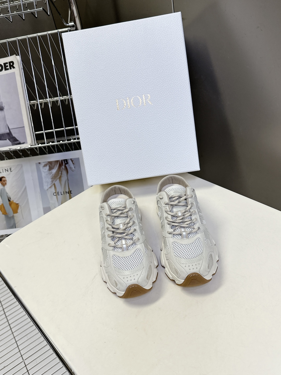 Dior迪奥Chrono系列运动鞋 半拖
  这款Dior chrono运动鞋延续经久不衰的轮廓，采用