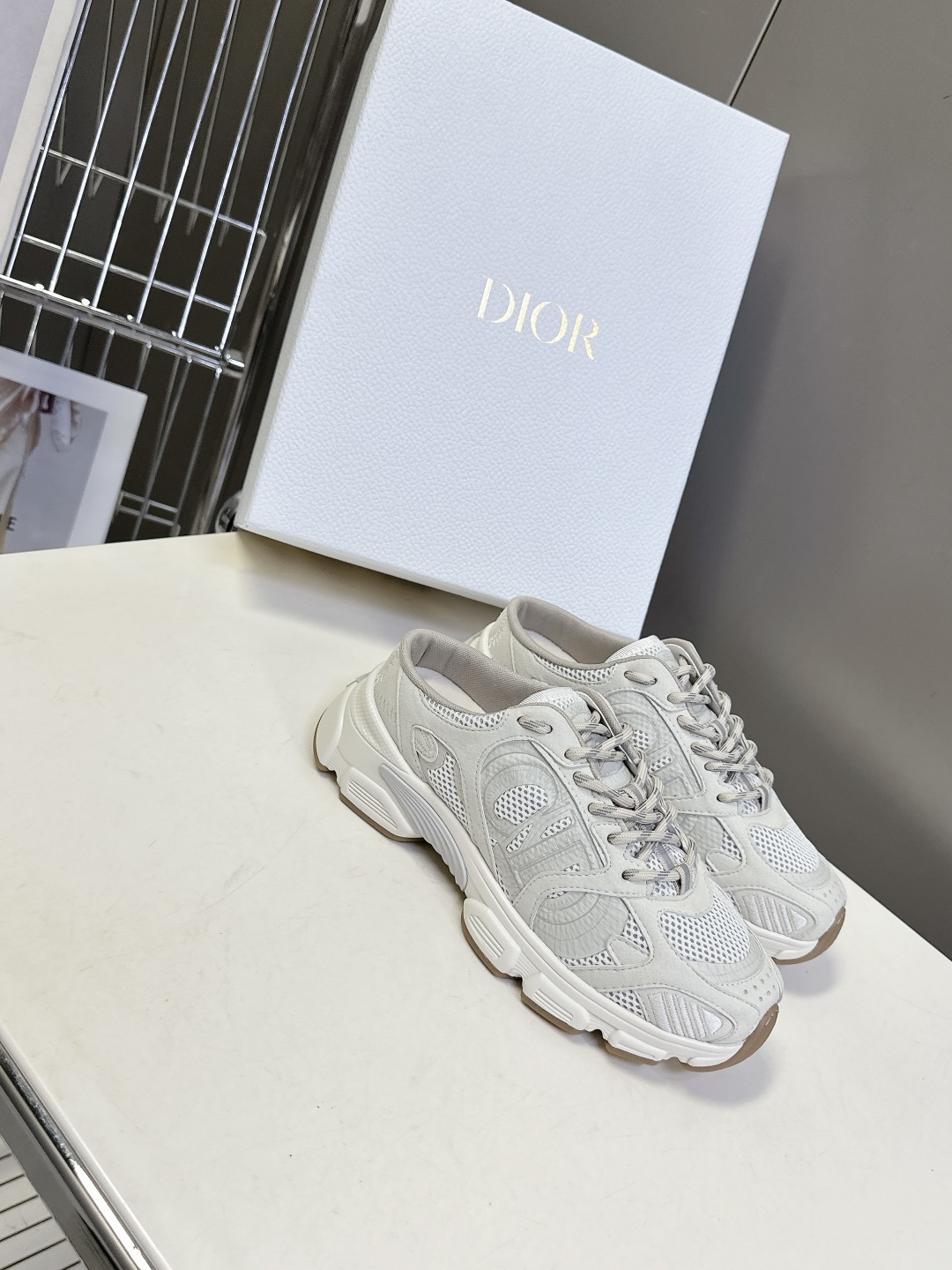  Dior迪奥Chrono系列运动鞋 半拖
  这款Dior chrono运动鞋延续经久不衰的轮廓，采用