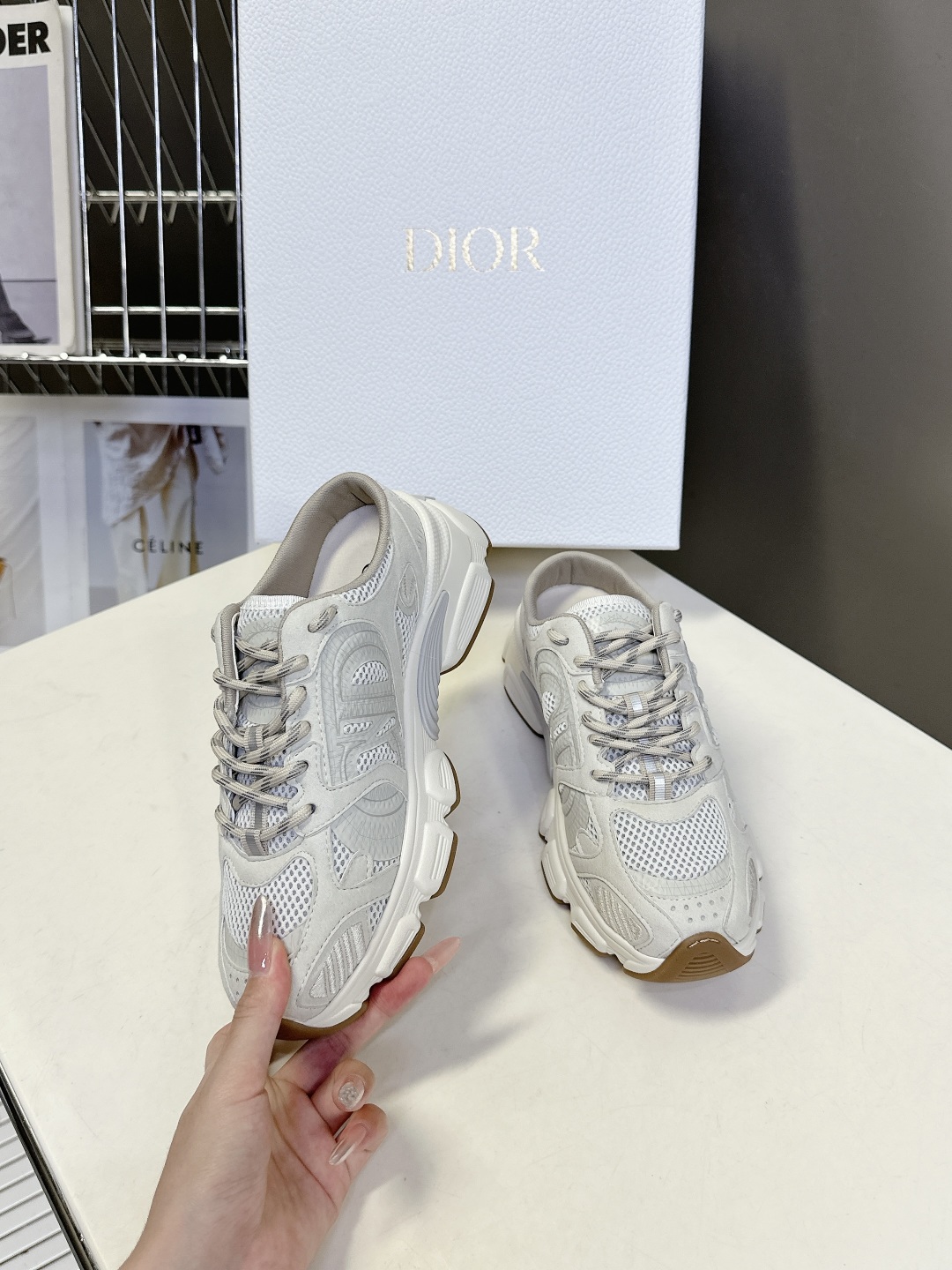  Dior迪奥Chrono系列运动鞋 半拖
  这款Dior chrono运动鞋延续经久不衰的轮廓，采用