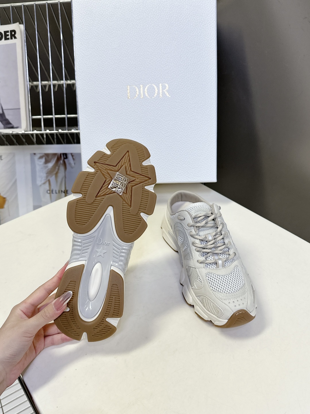  Dior迪奥Chrono系列运动鞋 半拖
  这款Dior chrono运动鞋延续经久不衰的轮廓，采用