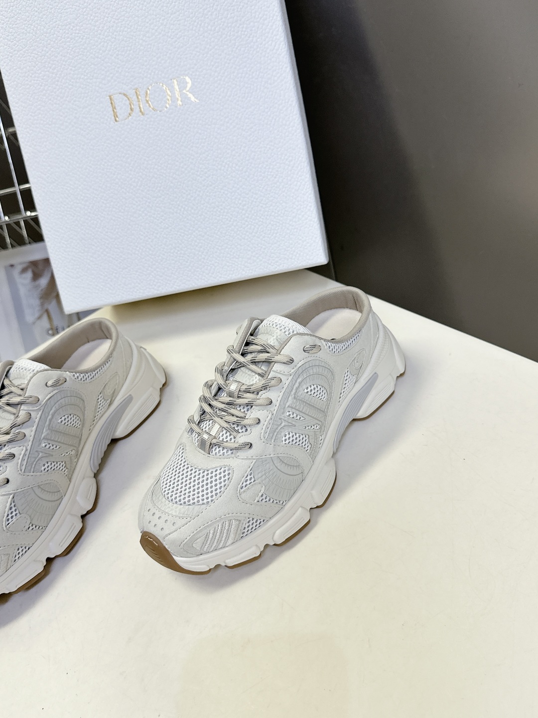  Dior迪奥Chrono系列运动鞋 半拖
  这款Dior chrono运动鞋延续经久不衰的轮廓，采用