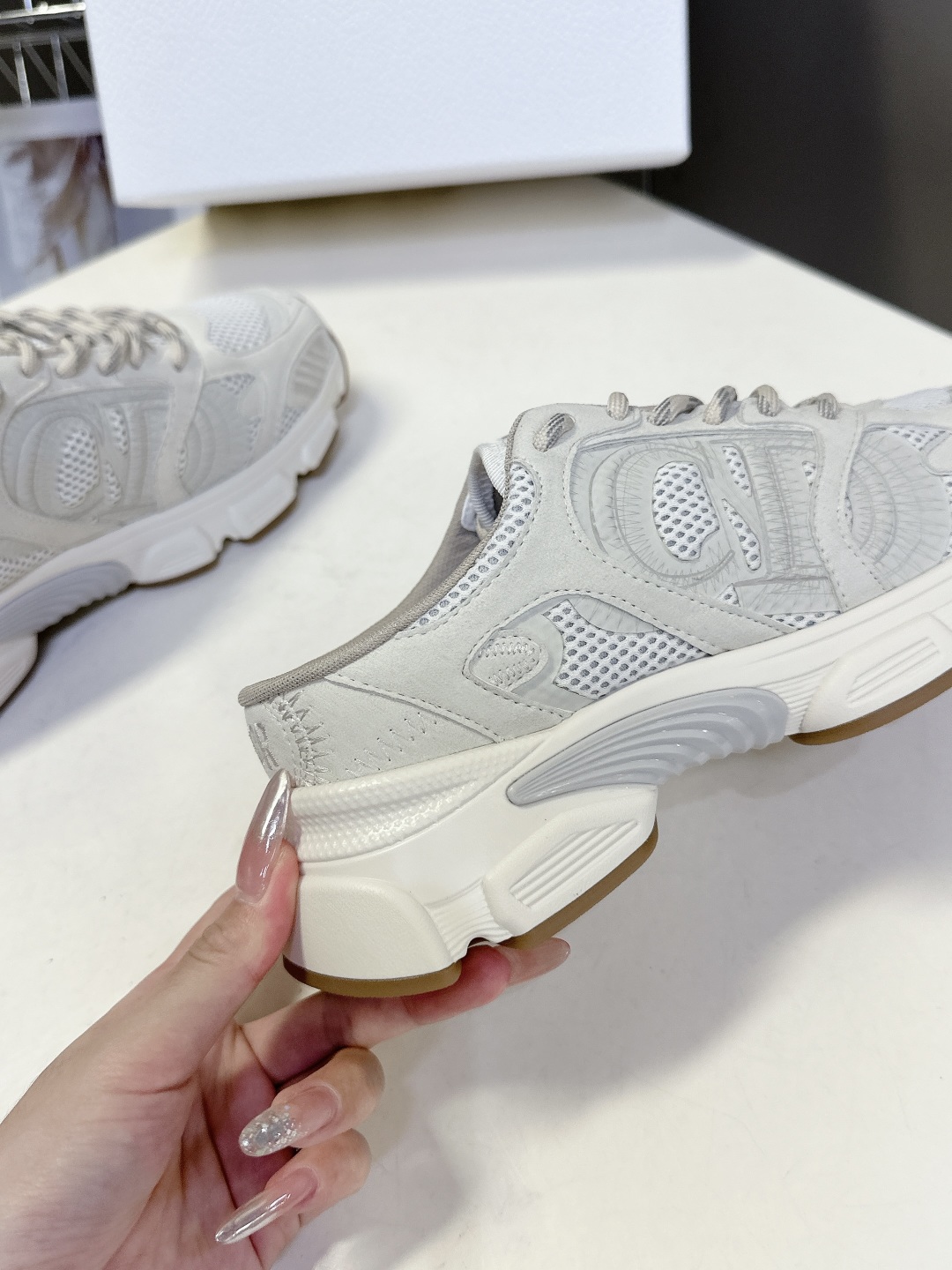 Dior迪奥Chrono系列运动鞋 半拖
  这款Dior chrono运动鞋延续经久不衰的轮廓，采用